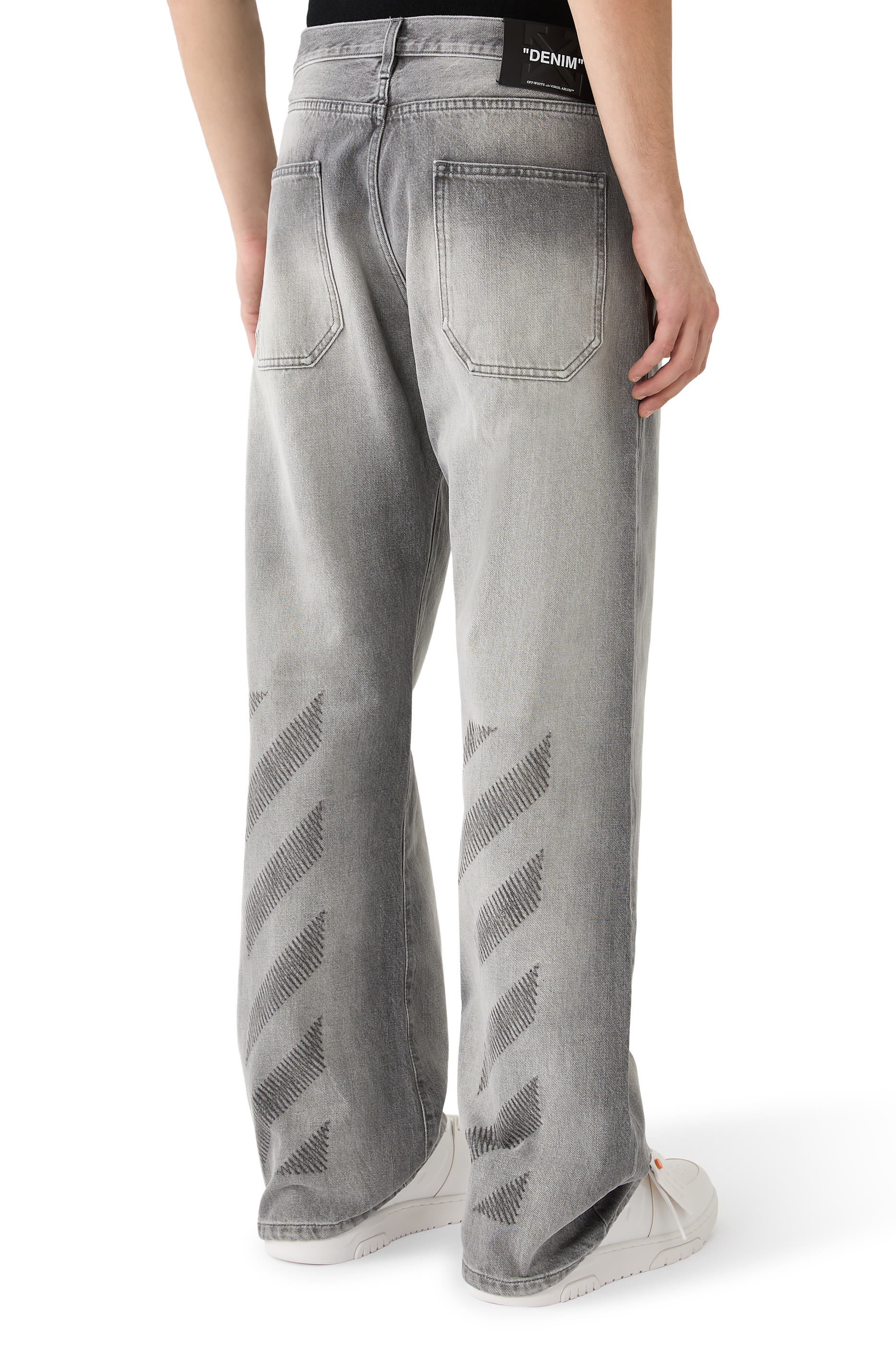 بنطال جينز بقصة ضيقة مريحة وخطوط مائلة مطرزة