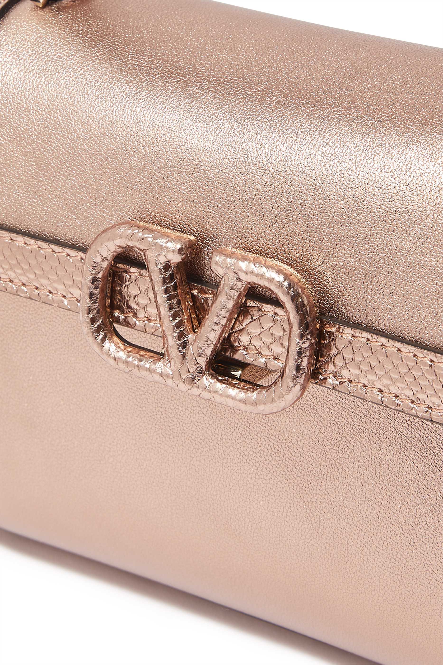 حقيبة صغيرة بيد علوية بشعار الماركة