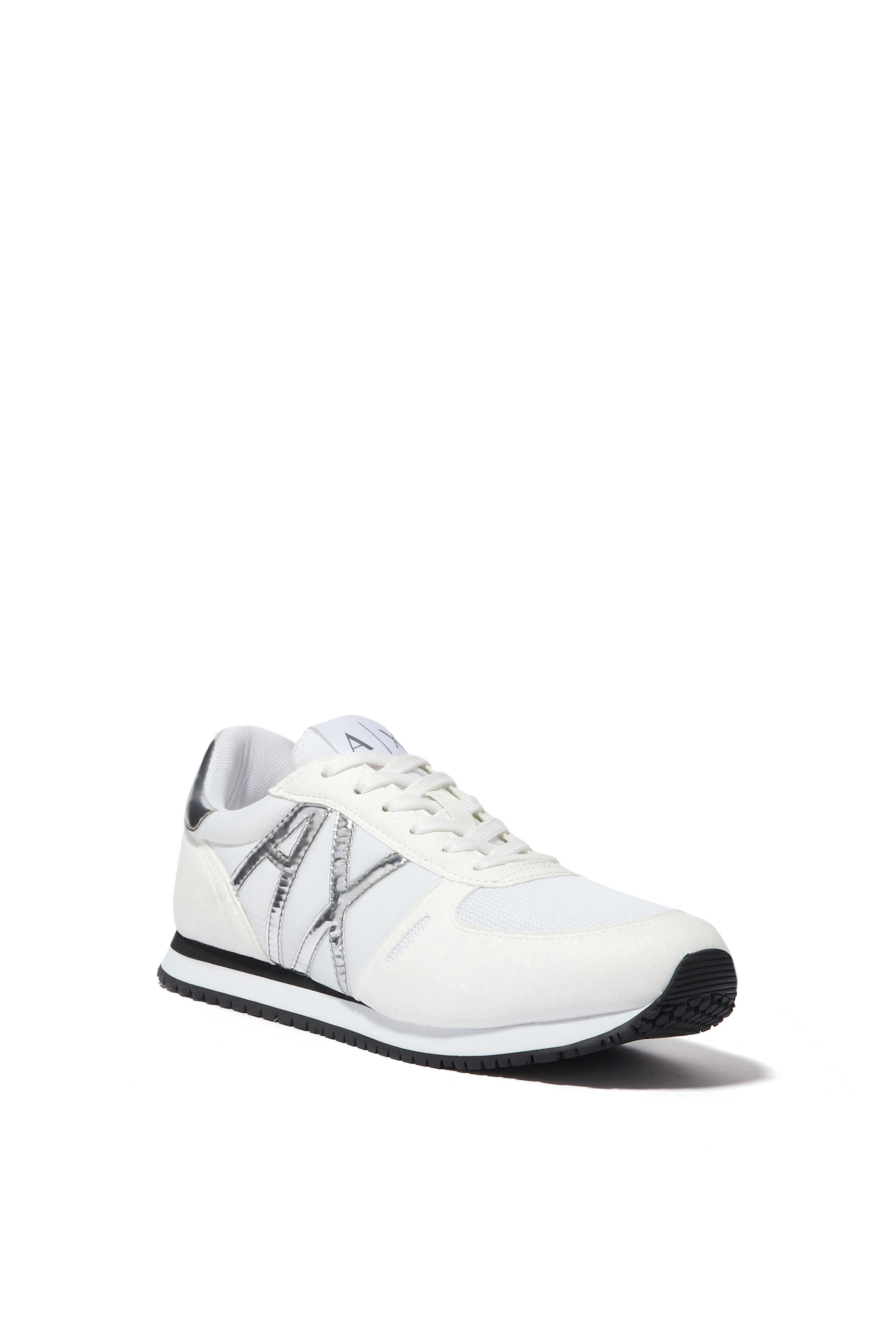 سنيكرز بحروف شعار الماركة