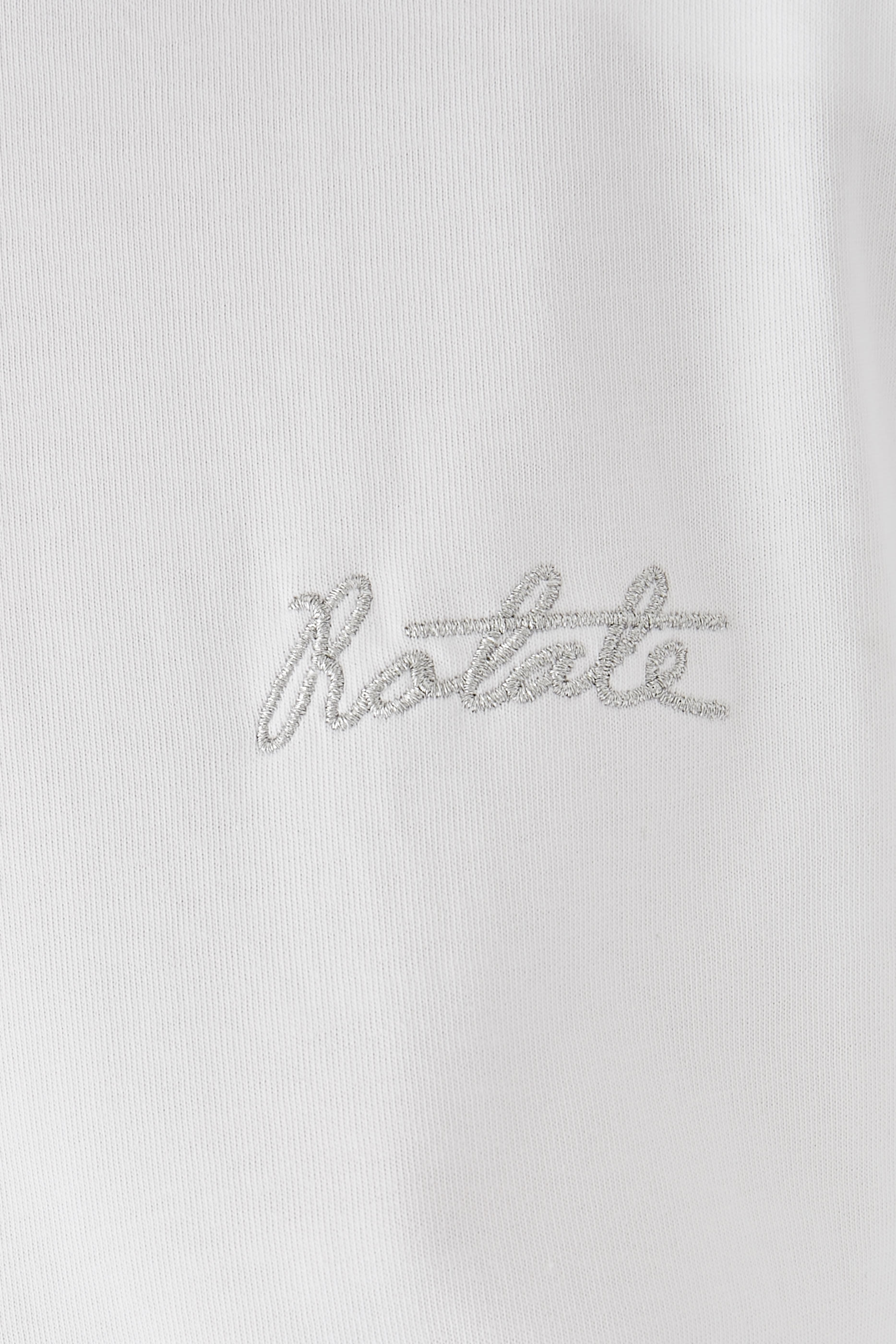 تيشيرت بقصة مربعة بشعار الماركة