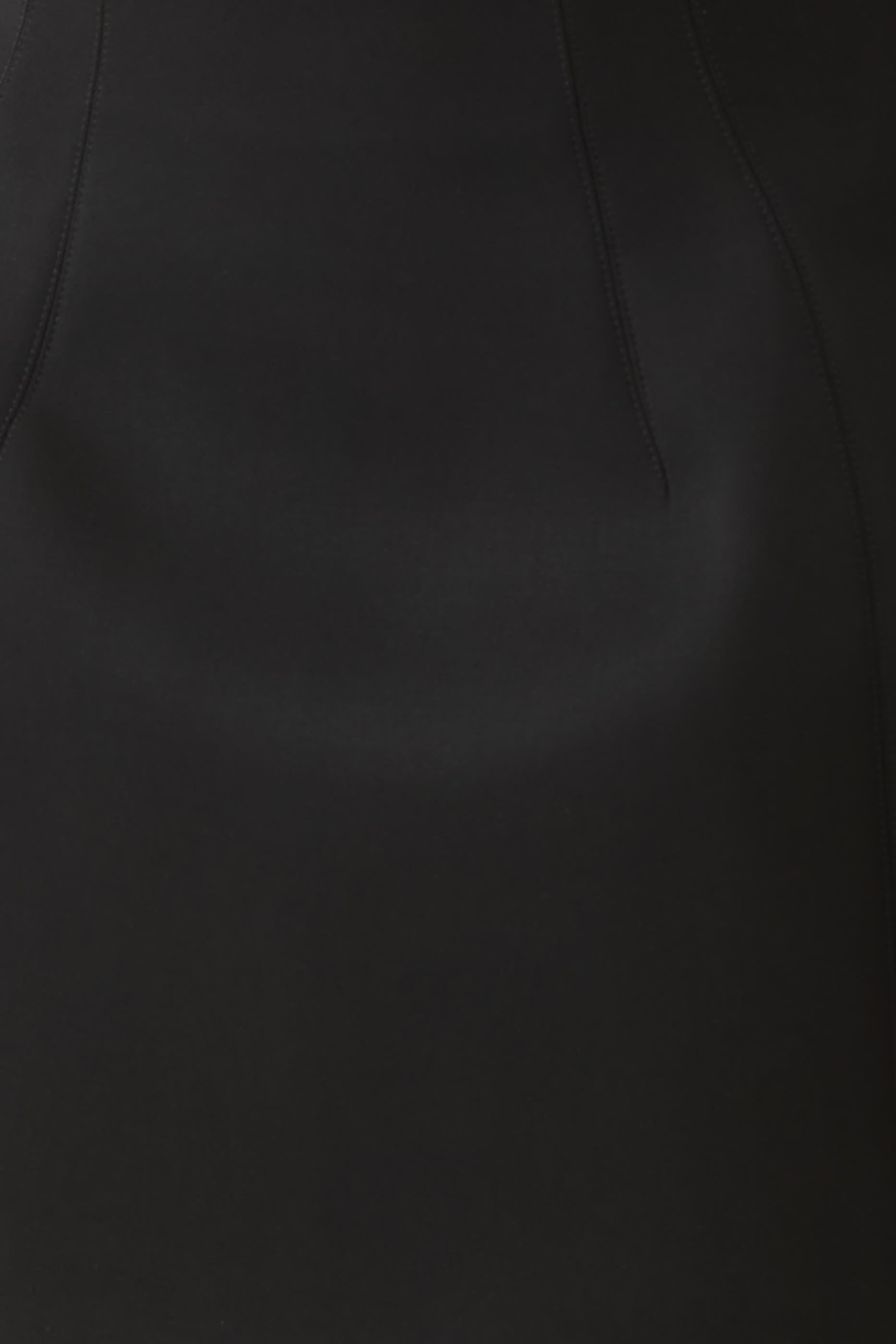 تنورة قصيرة بقصة ضيقة