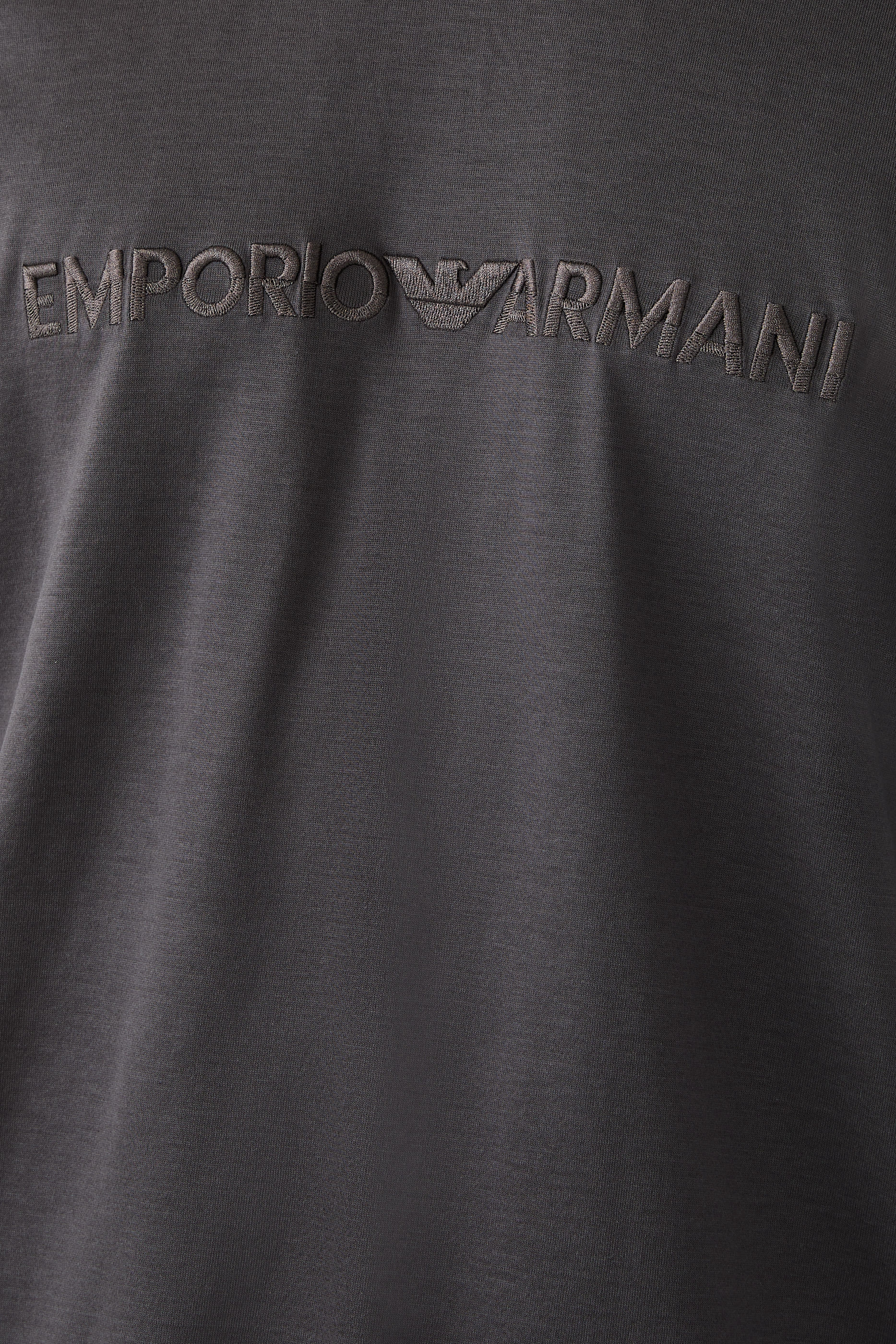 تيشيرت بأكمام قصيرة وشعار الماركة