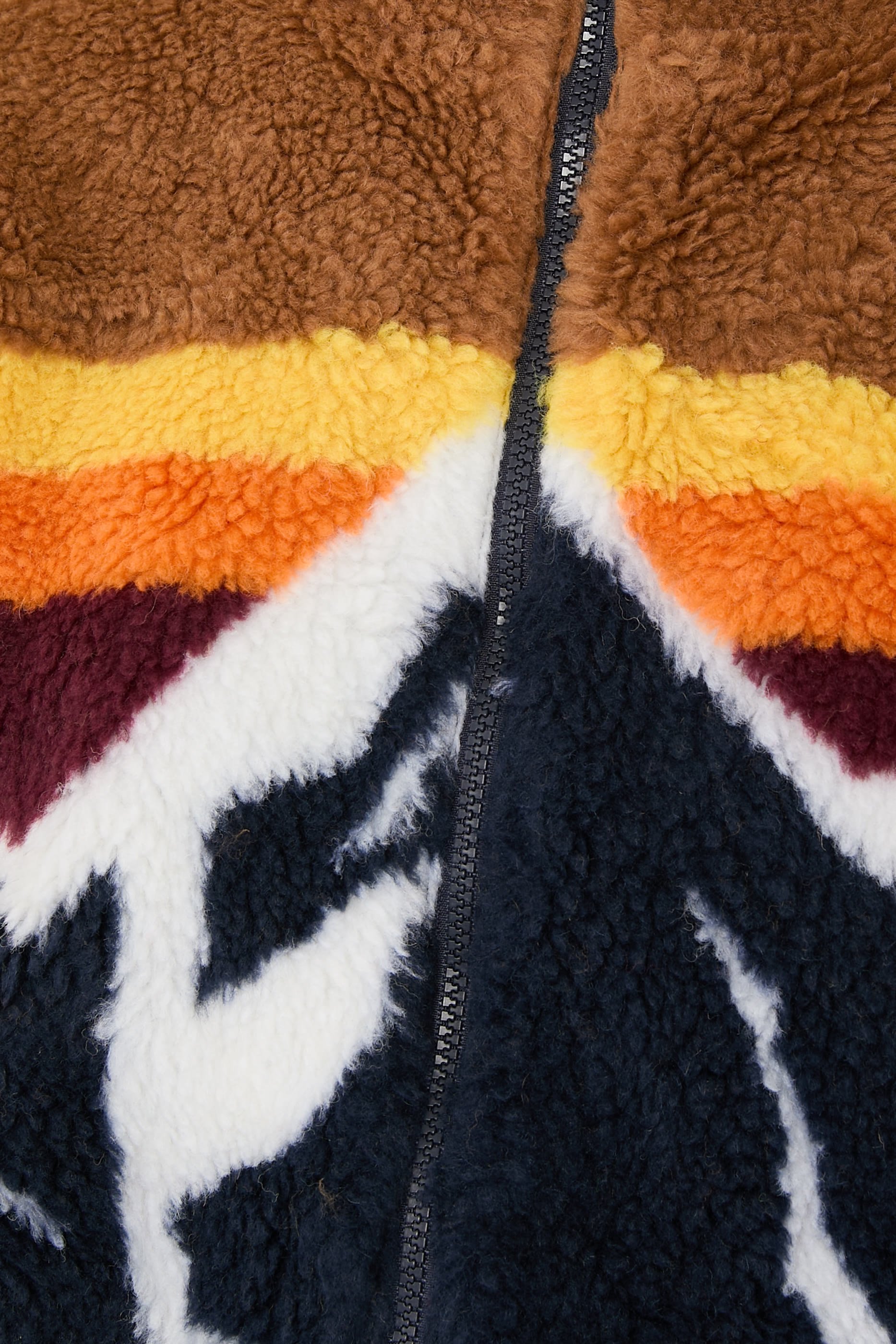 جاكيت بنقشة قمم ثلجية