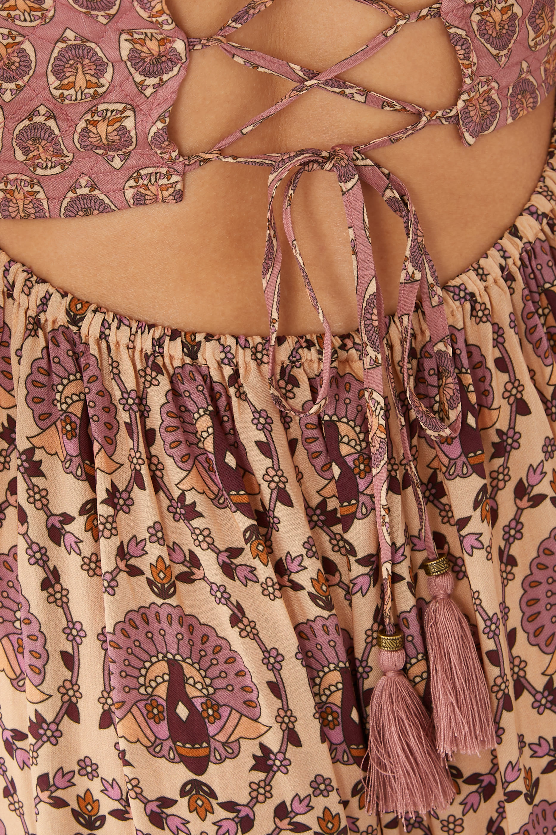 فستان شاتو طويل بحمالات مبطنة