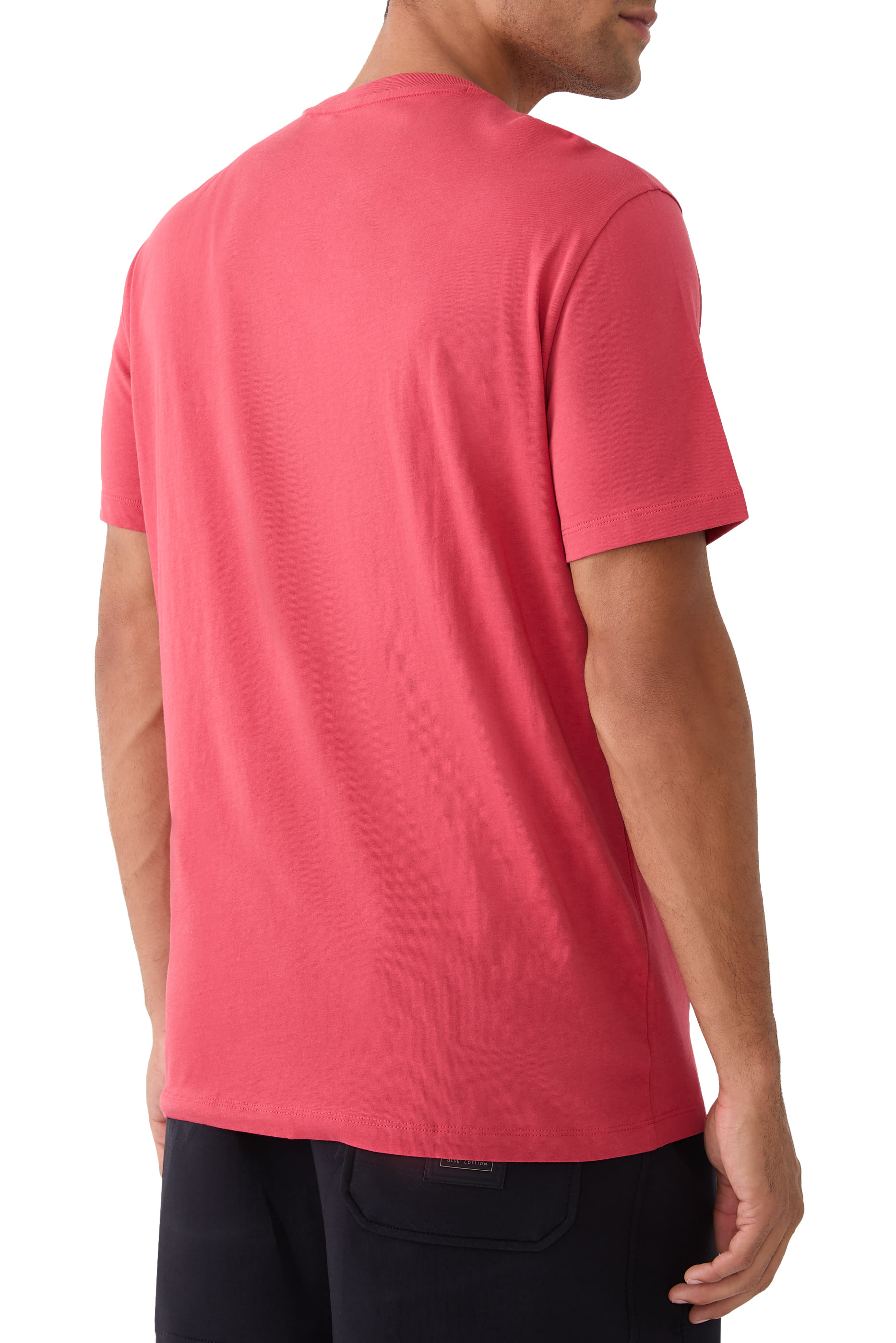 تيشيرت بشعار الماركة بقصة ضيقة جرسيه