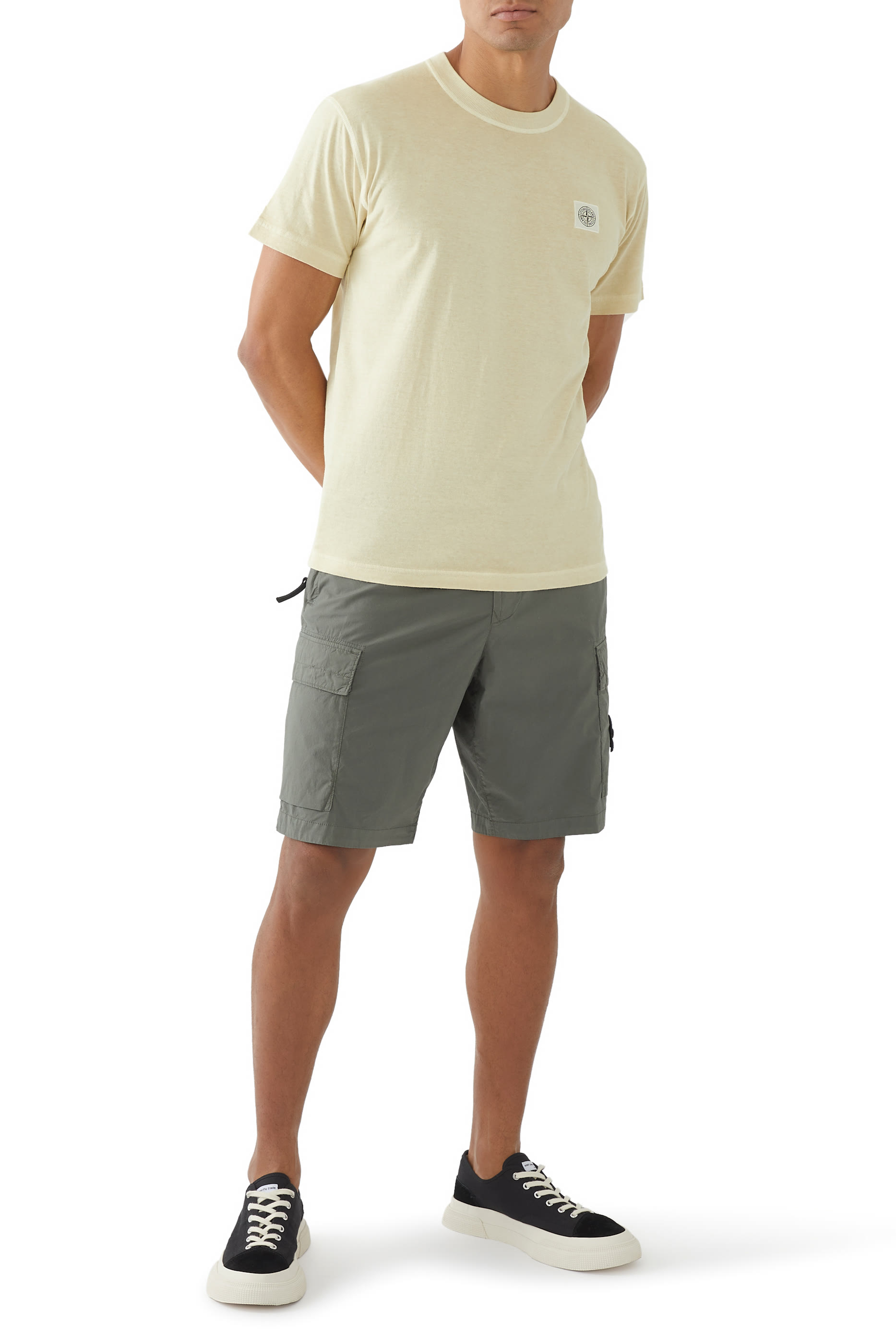 تيشيرت بأكمام قصيرة وبرقعة البوصلة