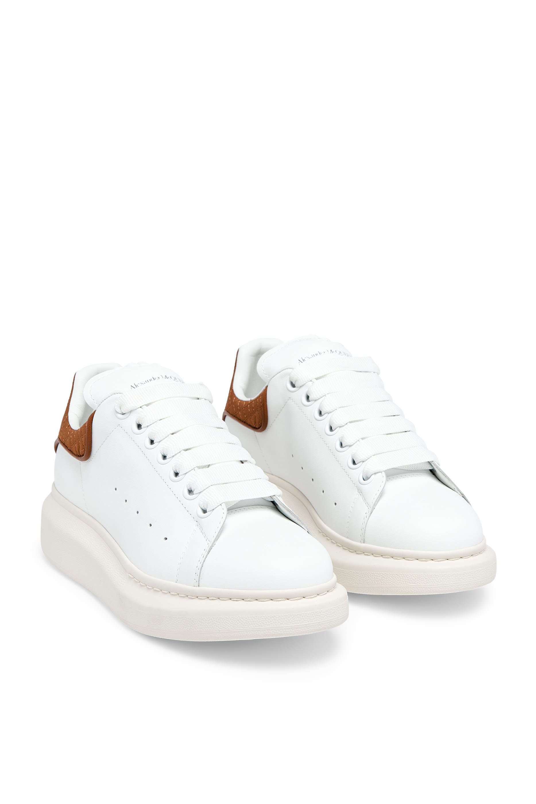 سنيكرز بنعل عريض للنساء