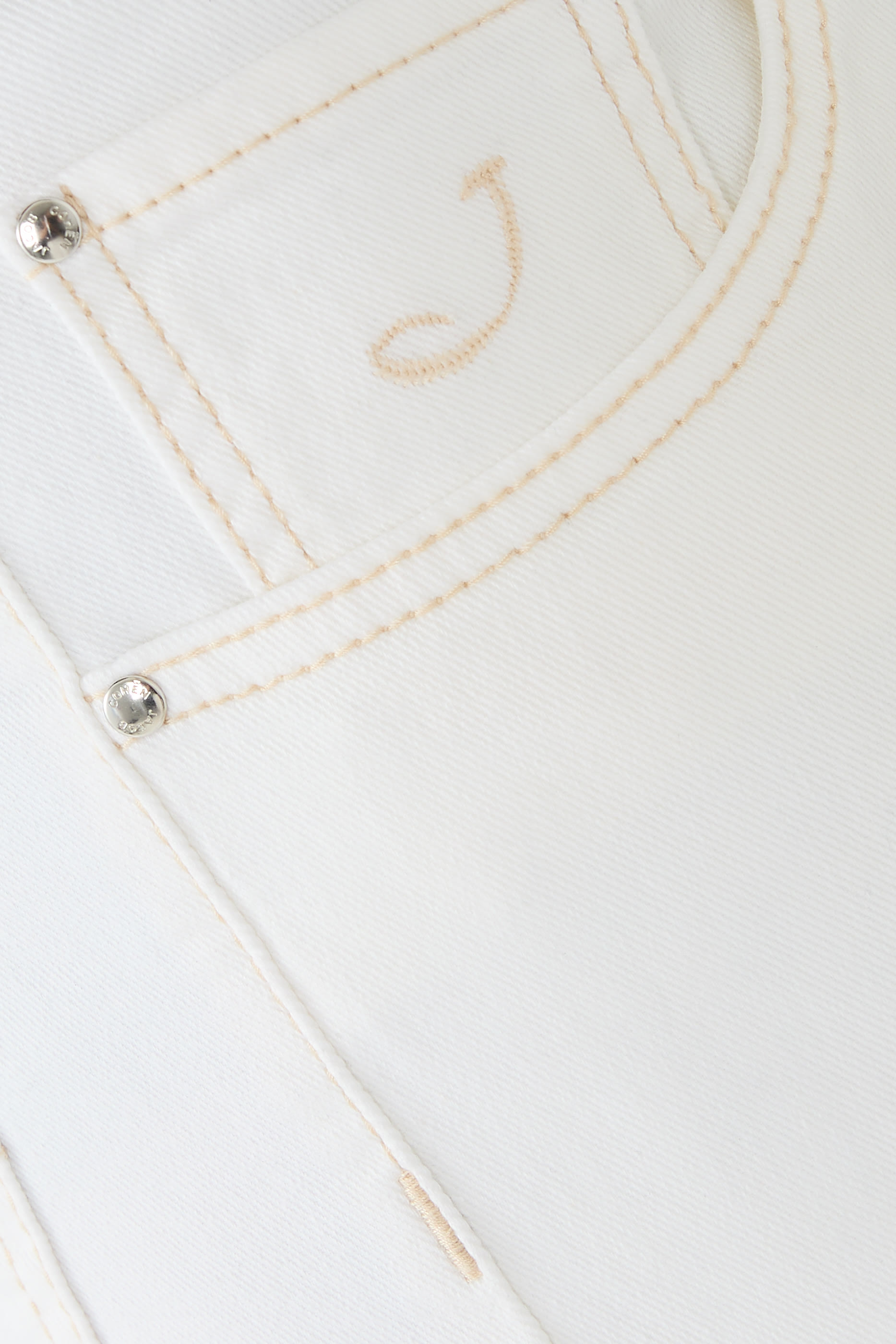 بنطال بخمس جيوب وقصة ضيقة