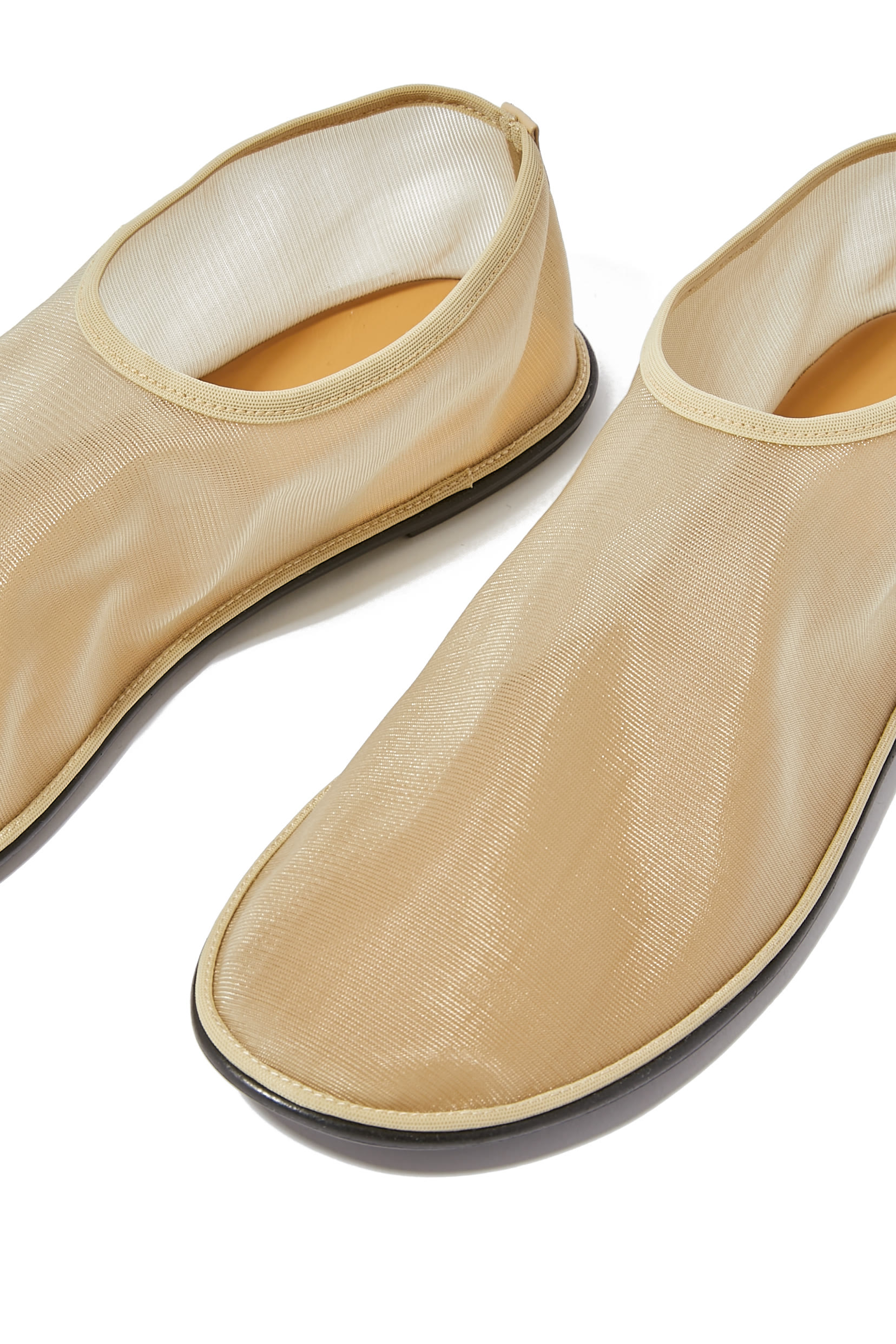 حذاء بتصميم جورب نايلون