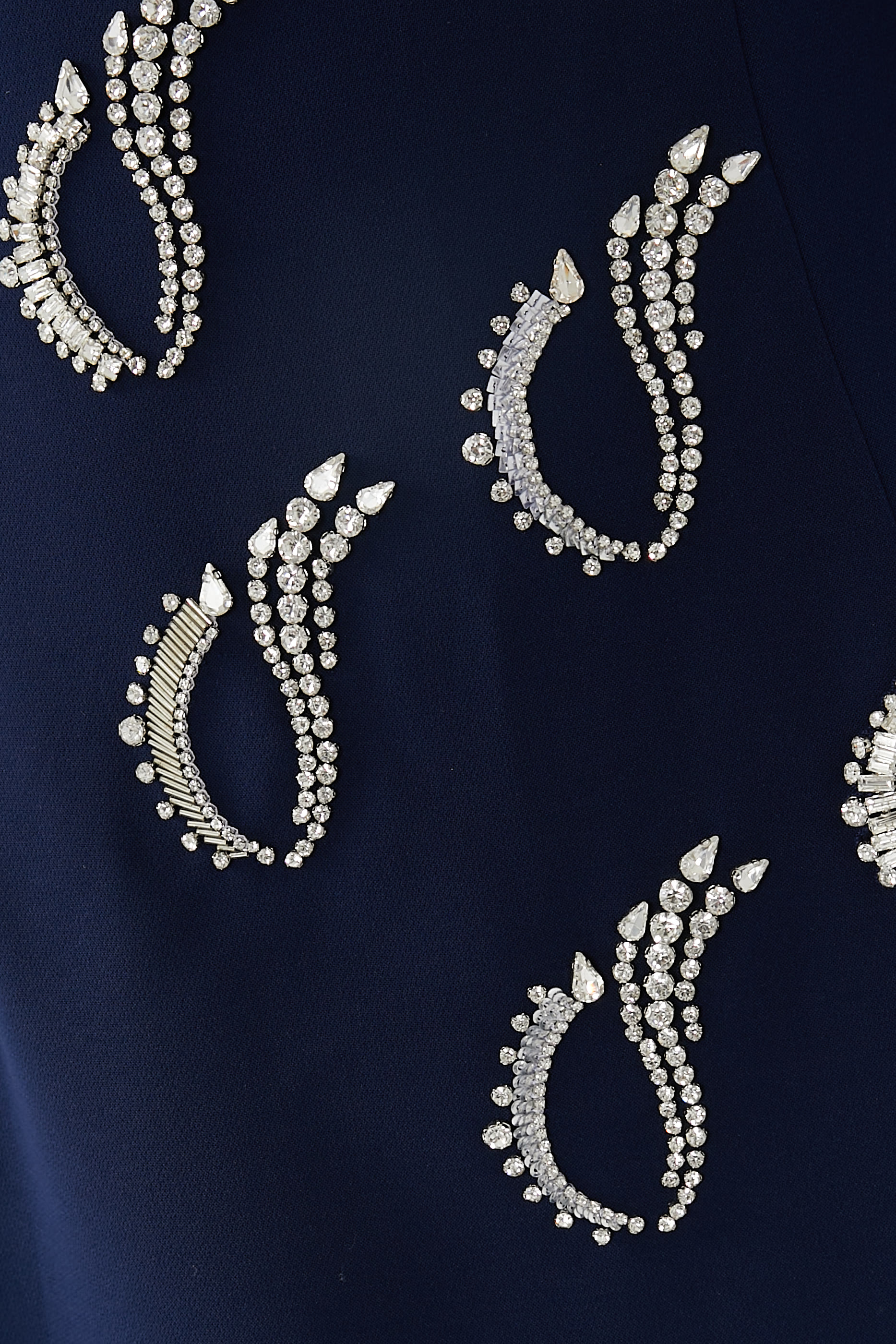 فستان سهرة بأكمام طويلة وتطريزات