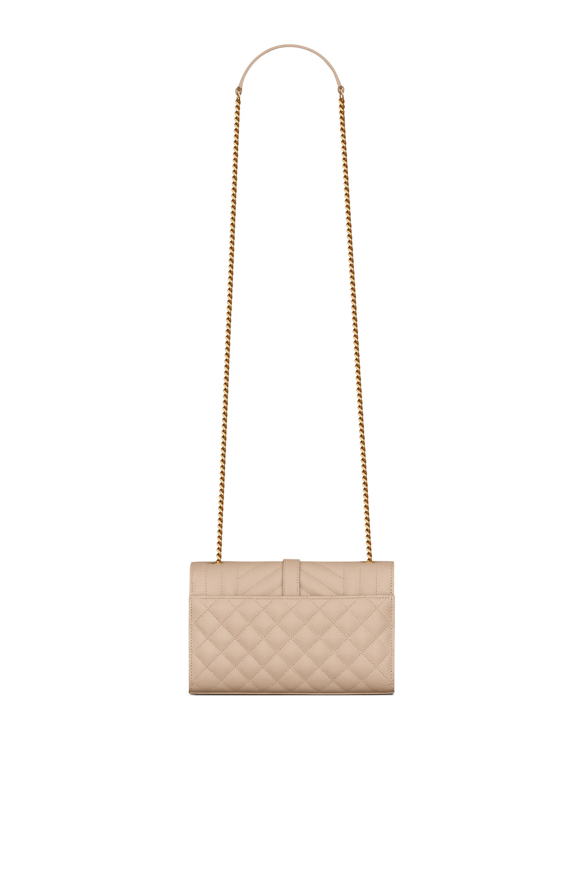 حقيبة صغيرة بتصميم ظرف مبطن جلد بارز الملمس بسلسلة