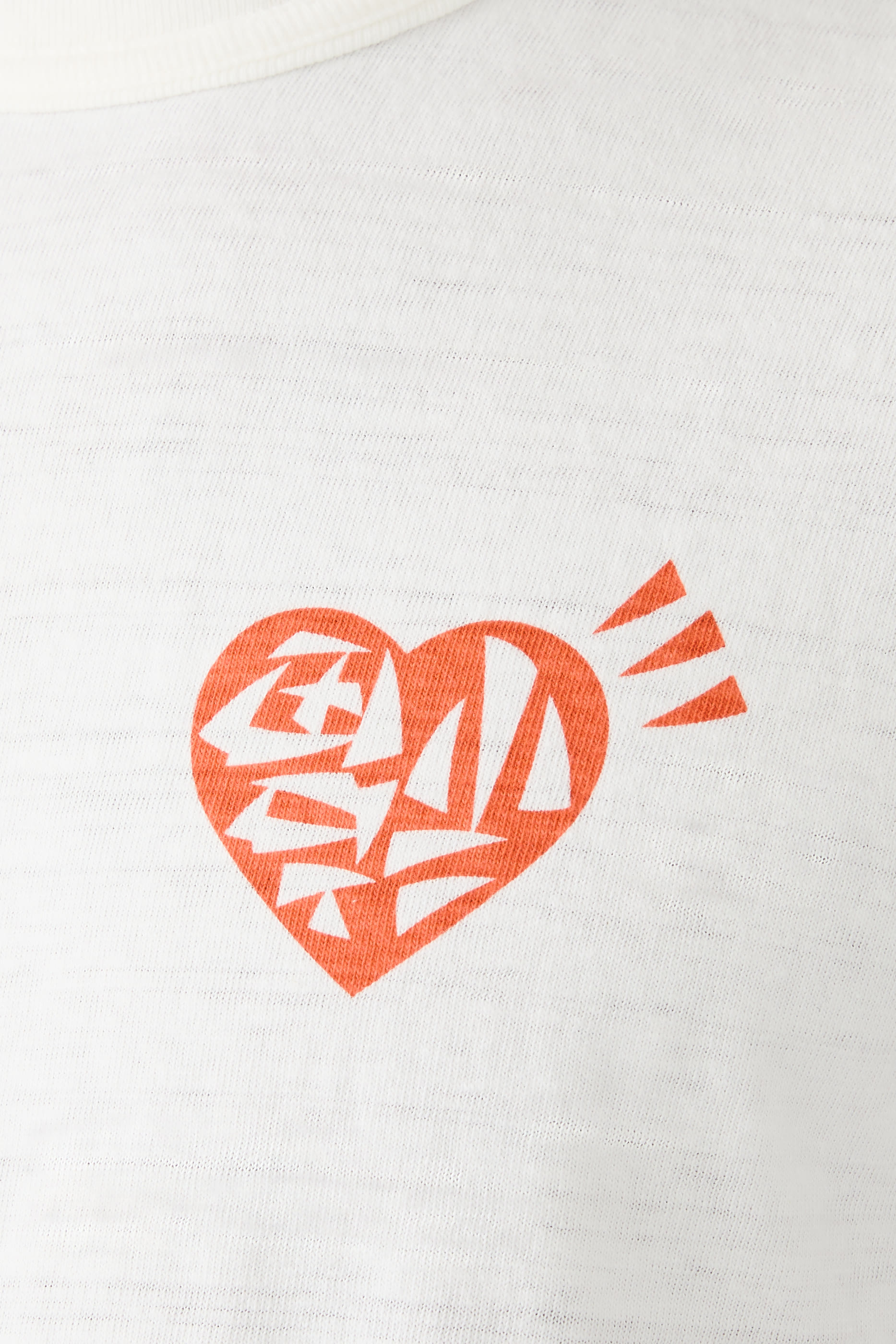 تيشيرت بطبعات غرافيكية