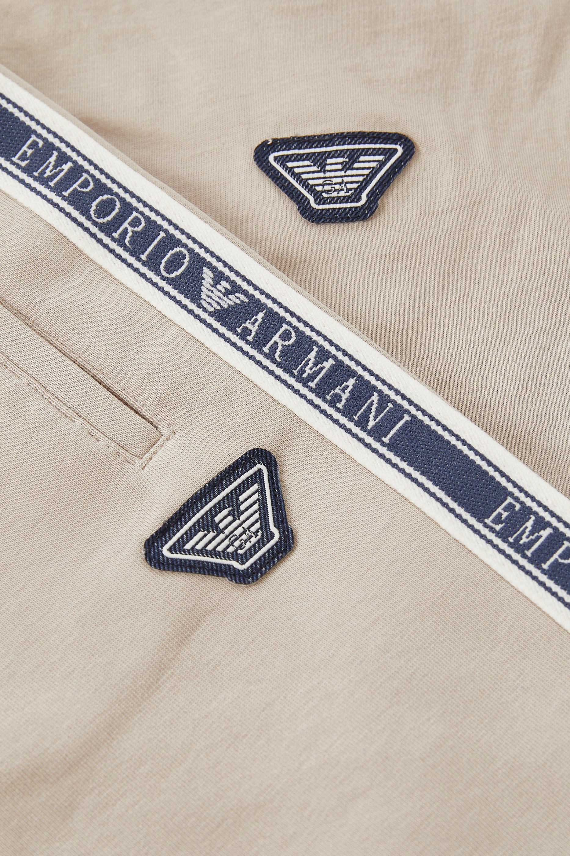 طقم شورت وتيشرت بشريط بشعار الماركة