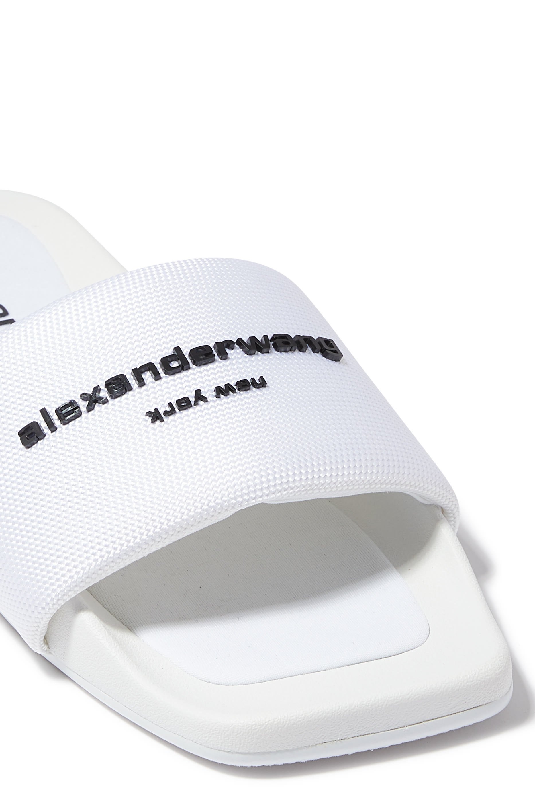 حذاء مفتوح بشعار الماركة