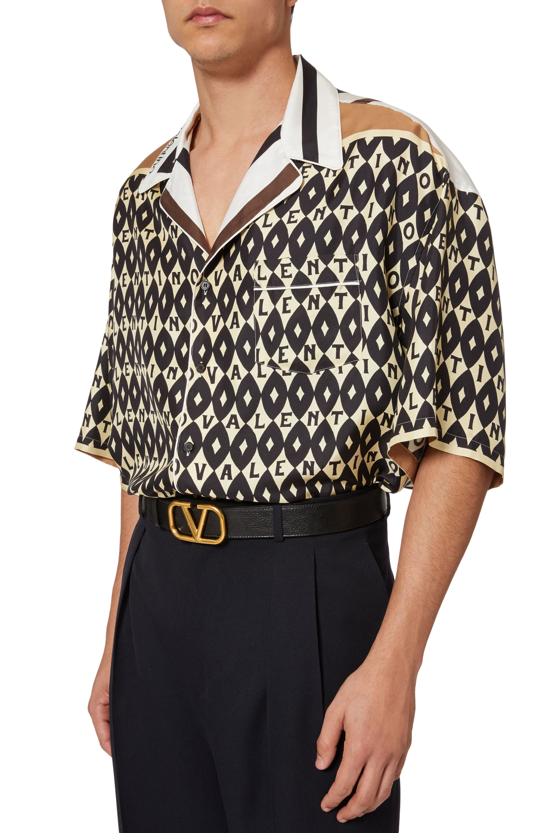 حزام فالنتينو غارافاني بإبزيم بشعار V