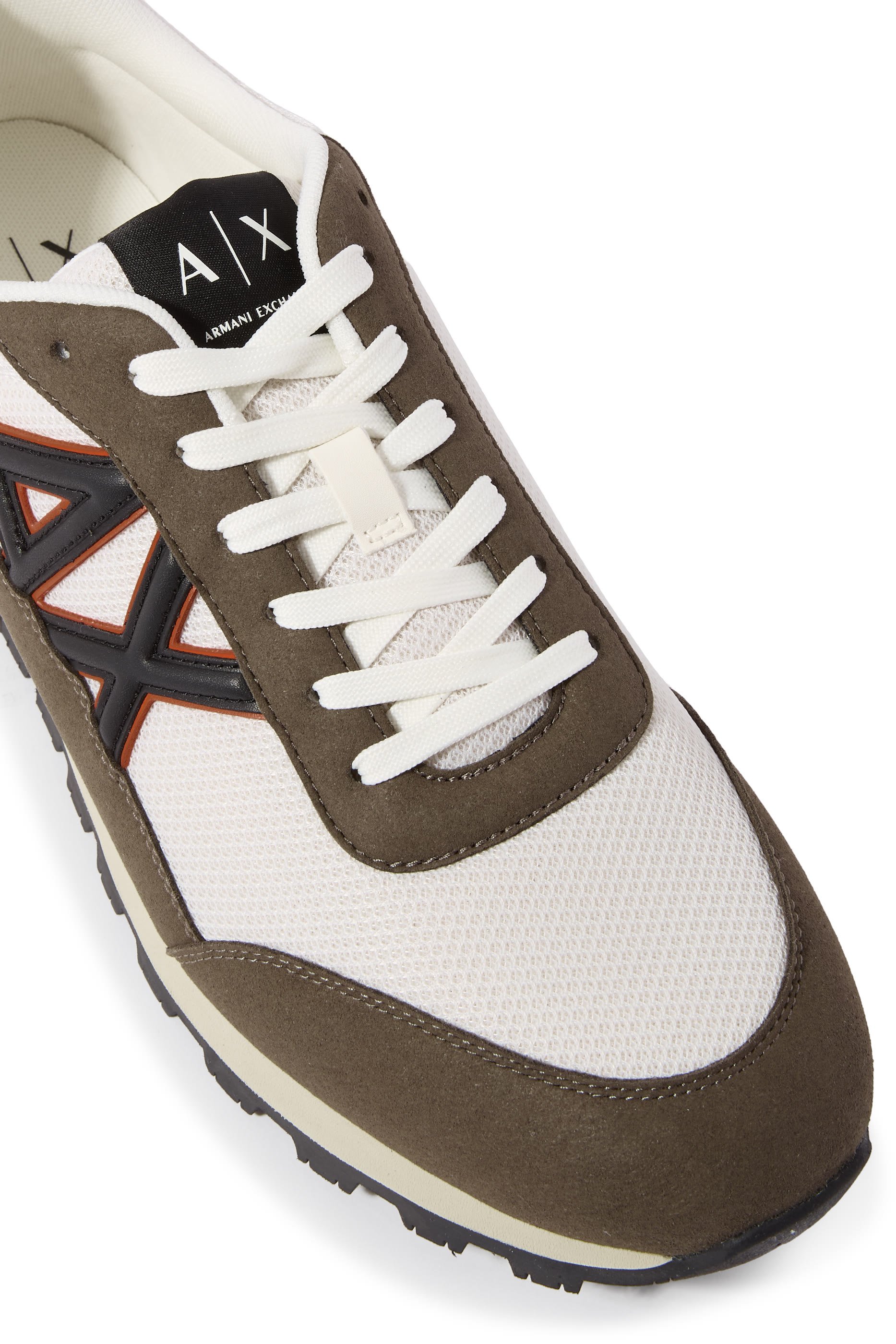 سنيكرز بكاحل منخفض ونقشة شعار الماركة على الجانب