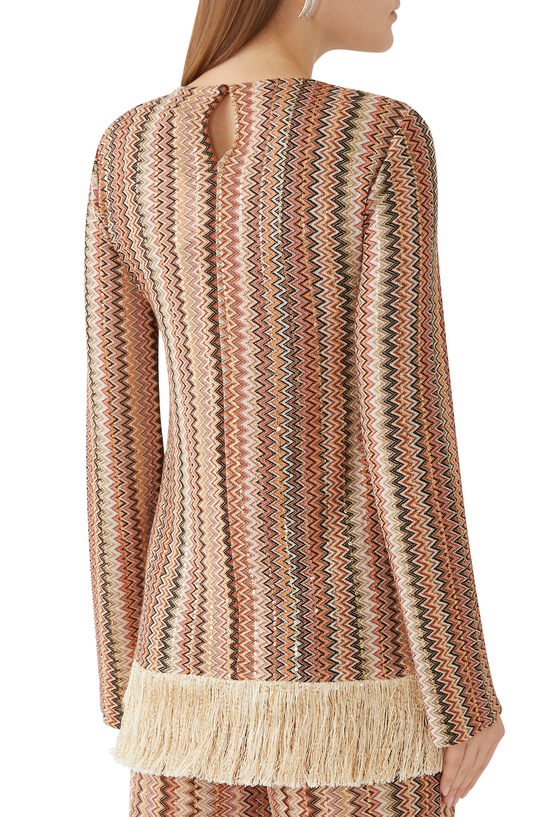 بلوزة بتصميم حصري غير متماثل بنقشة خطوط متعرجة مزينة بترتر وشراشيب راشيل