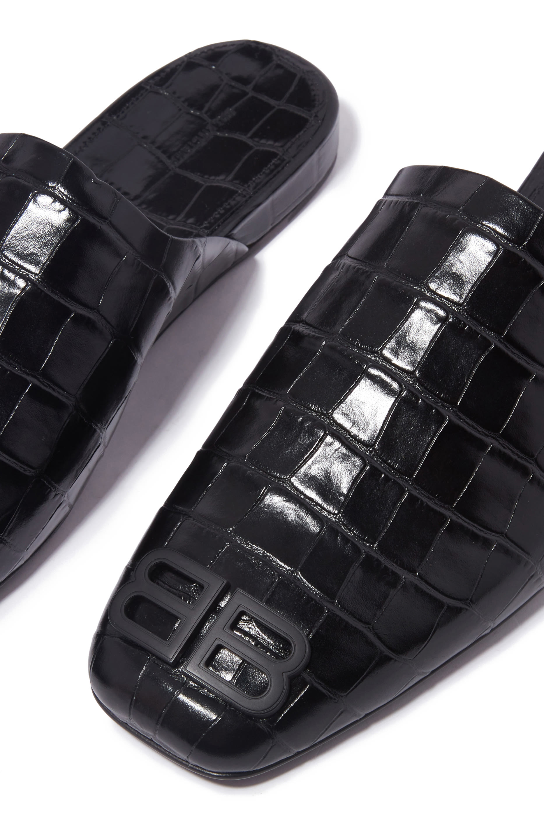 حذاء مريح مفتوح من الخلف بشعار حرفي الماركة