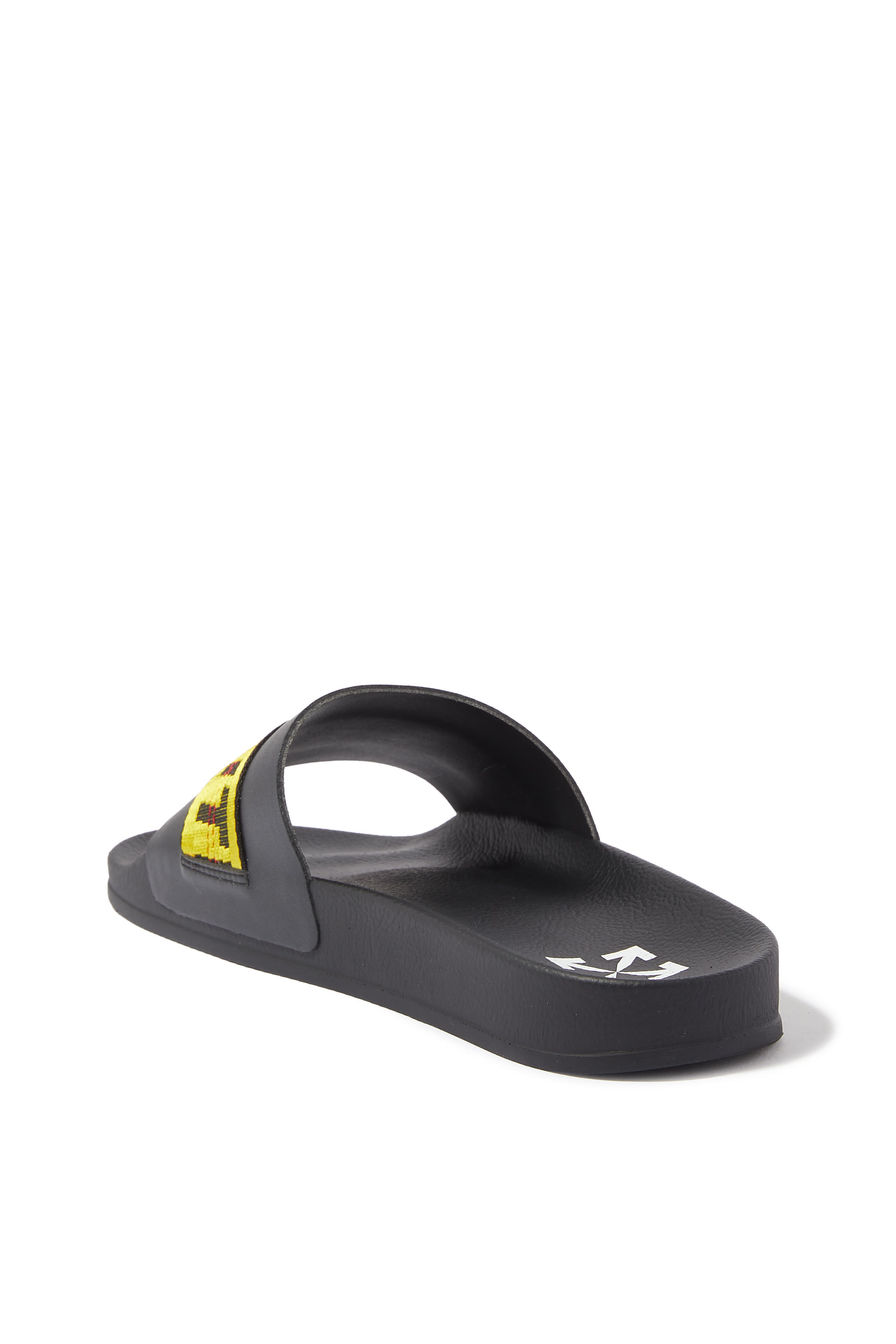 حذاء مفتوح بسير مزين بشعار الماركة مستوحى من المناطق الصناعية