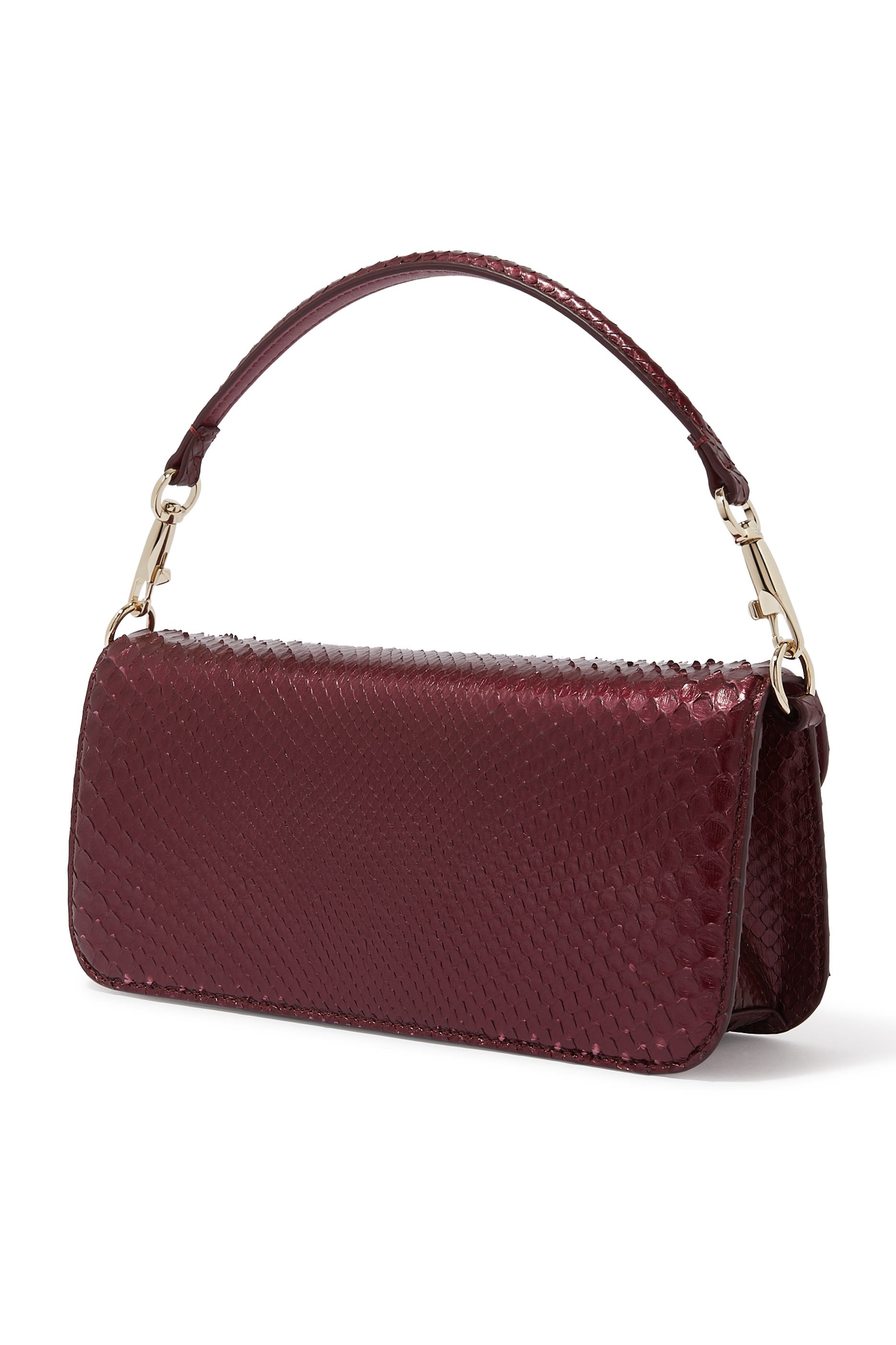 حقيبة كلاتش بسلسلة وشعار حرف V حصريا للشرق الأوسط