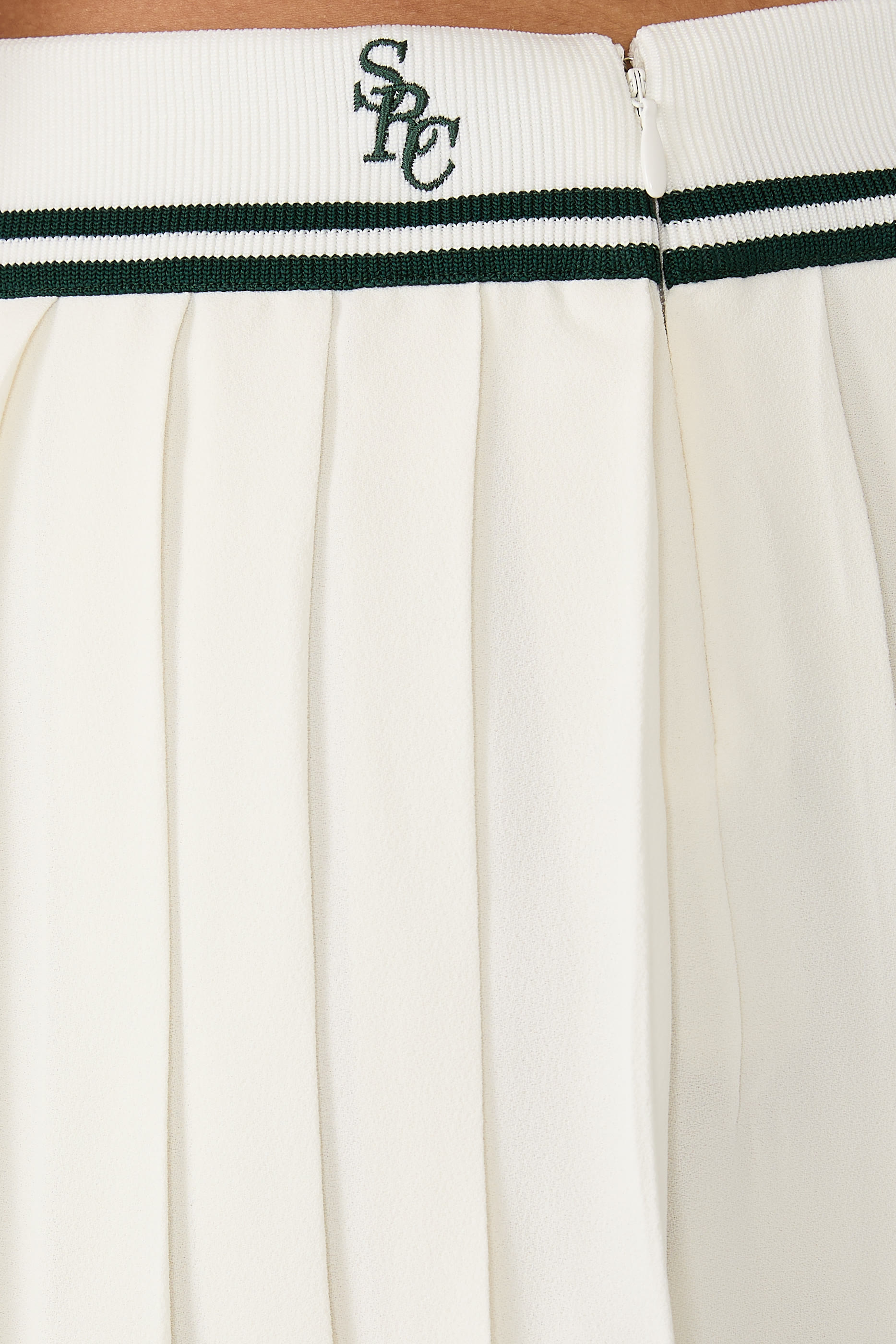 تنورة أبيجيل بشعار الماركة