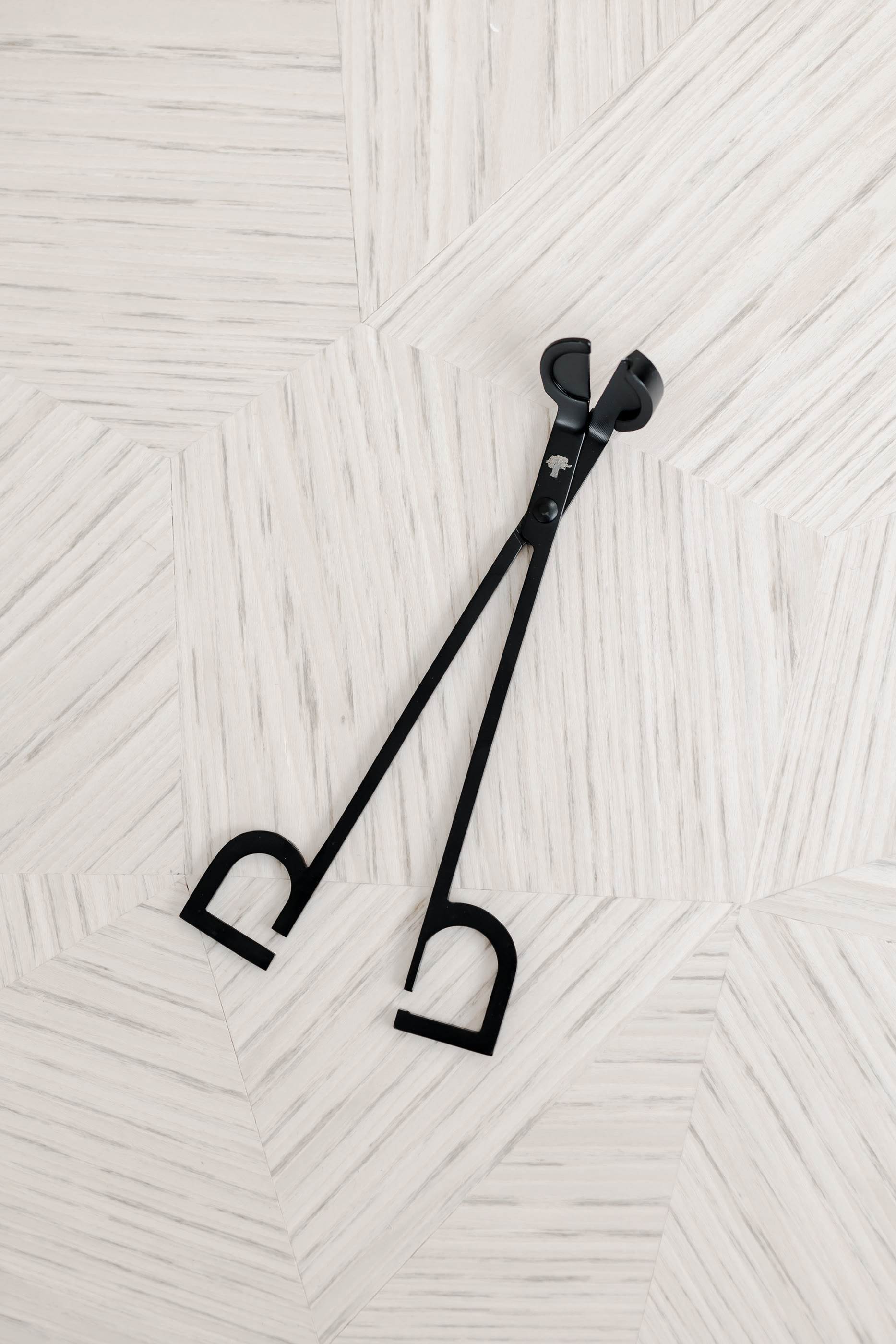 أداة تشذيب الفتيل بلون أسود