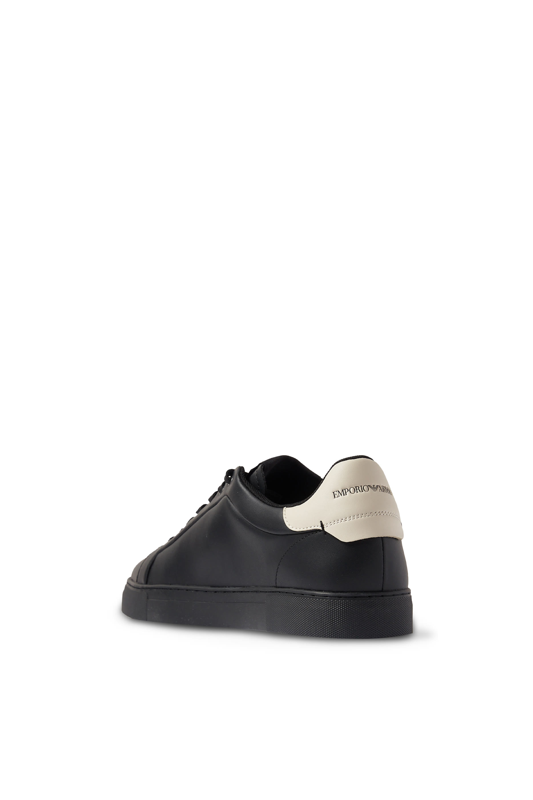 سنيكرز مزين بشعار الماركة بحجم كبير