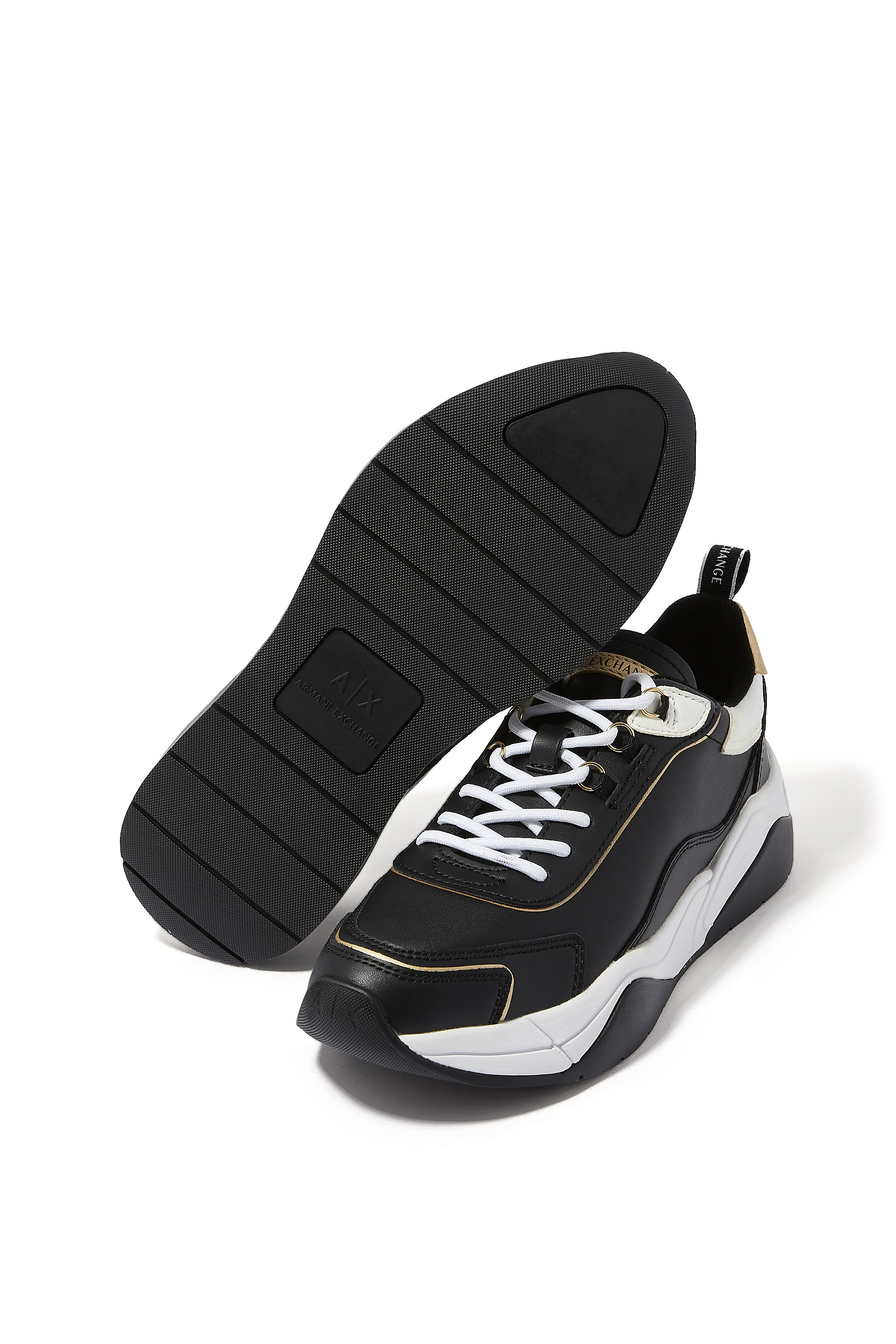 سنيكرز جلد بحلية بشعار الماركة