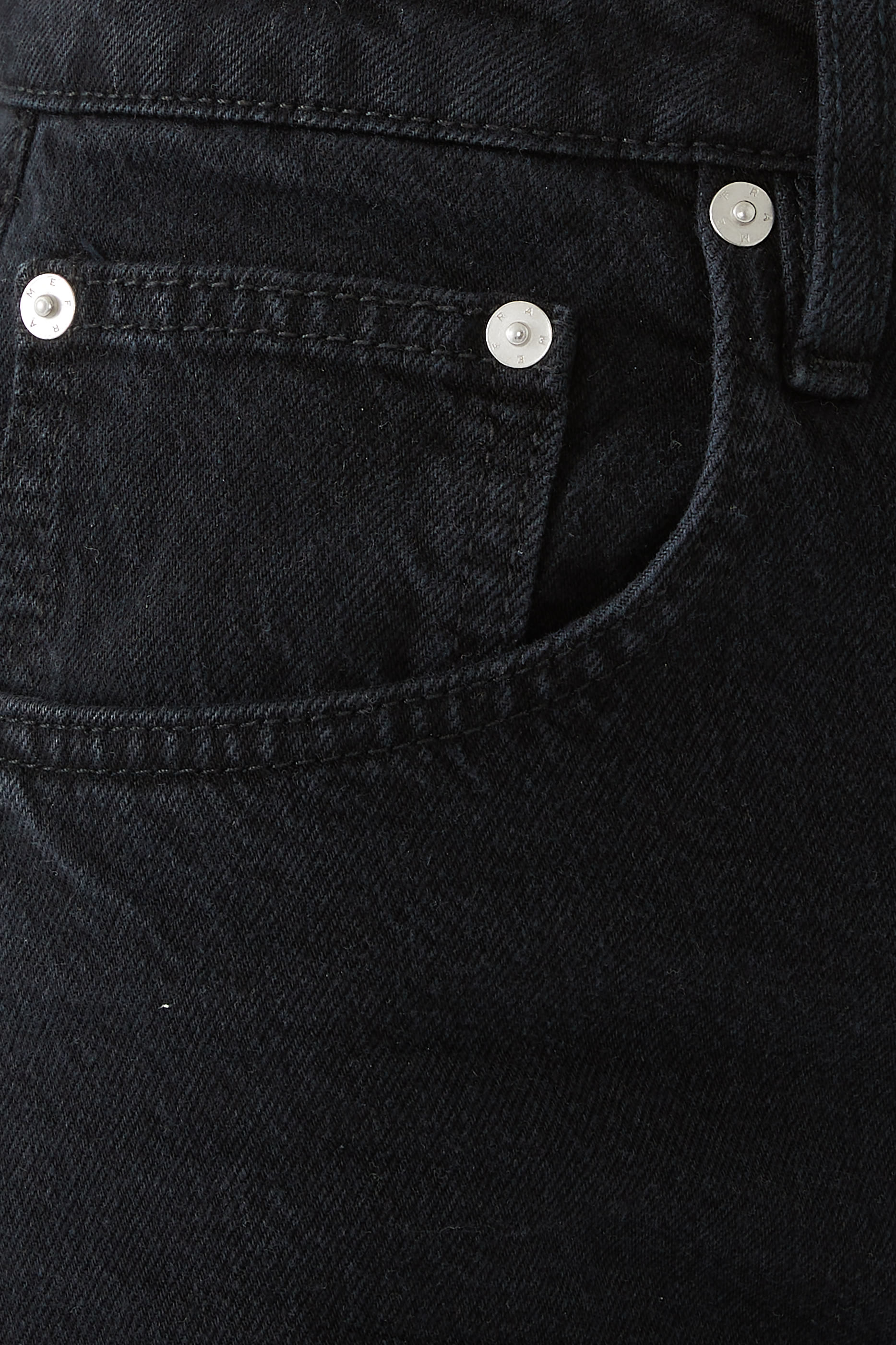 بنطال جينز طويل للغاية بقصة مقوسة