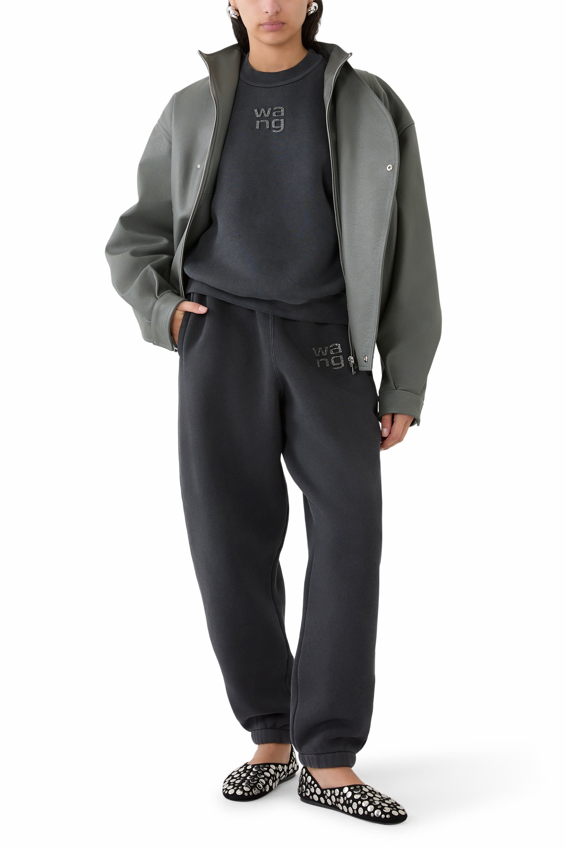 سويت شيرت بشعار الماركة المزين بكريستالات مثبتة حراريا