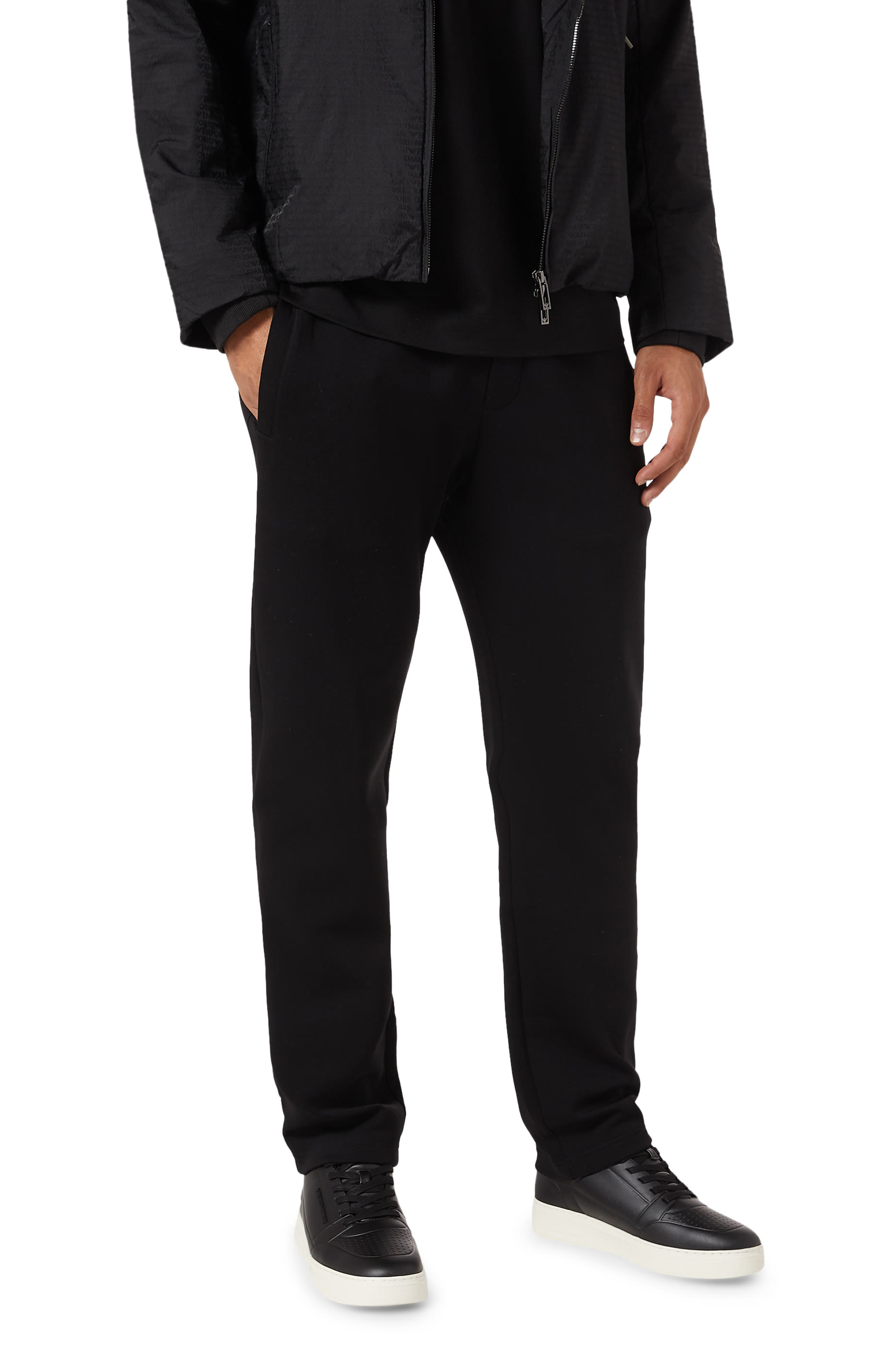 سنيكرز منقوش بشعار الماركة