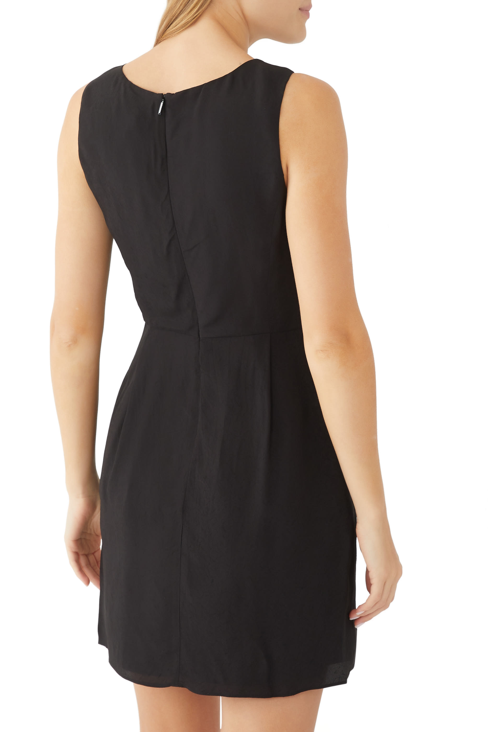 فستان قصير بلا أكمام