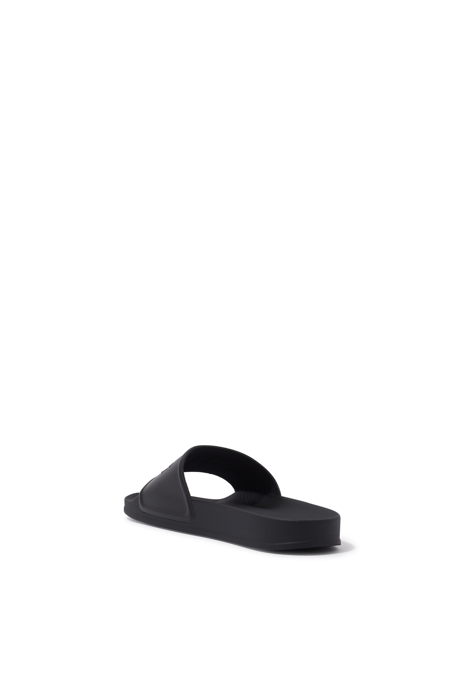 حذاء مفتوح بطبعات شعار الماركة