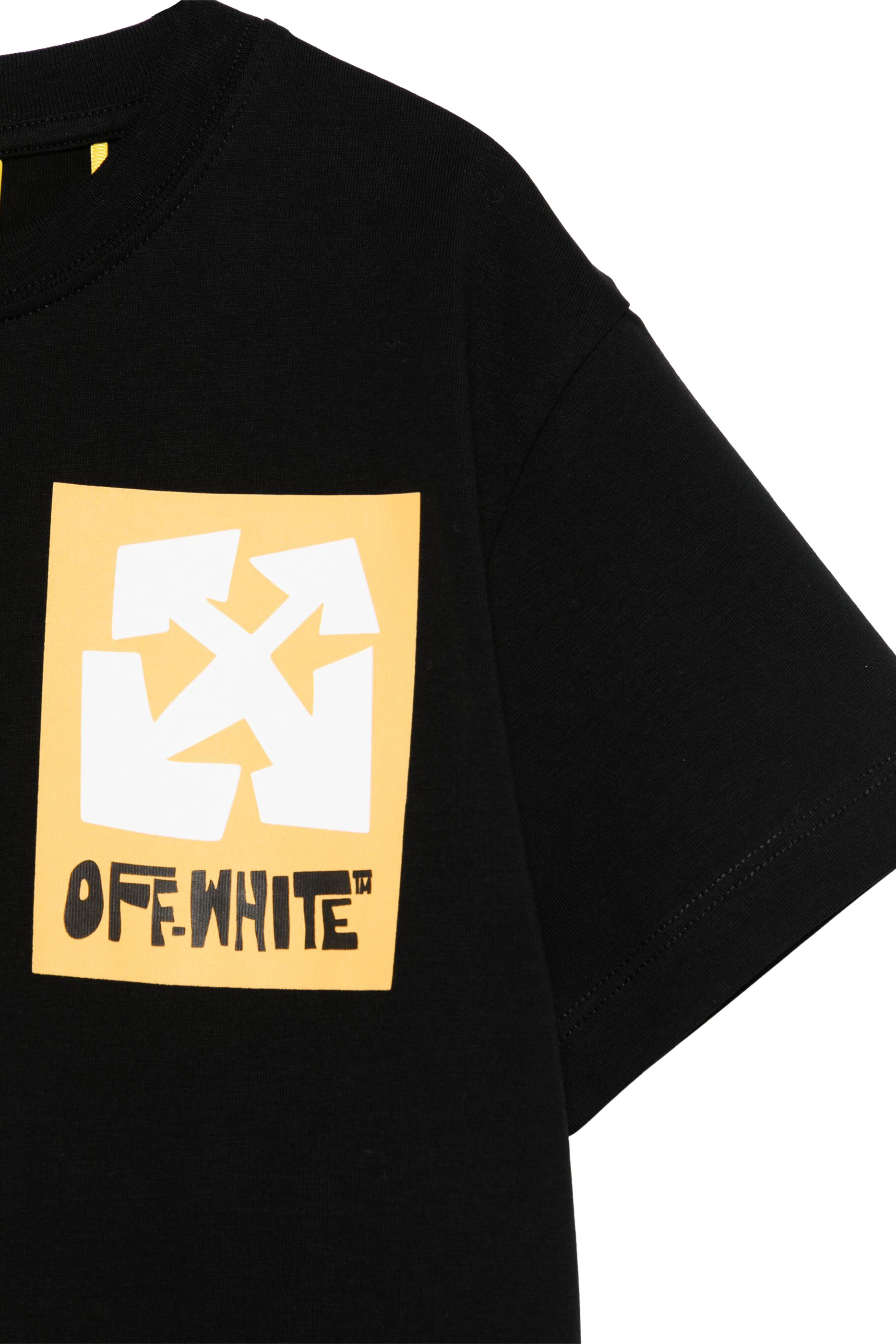 تيشيرت بملصق كبير بشعار الماركة للأطفال