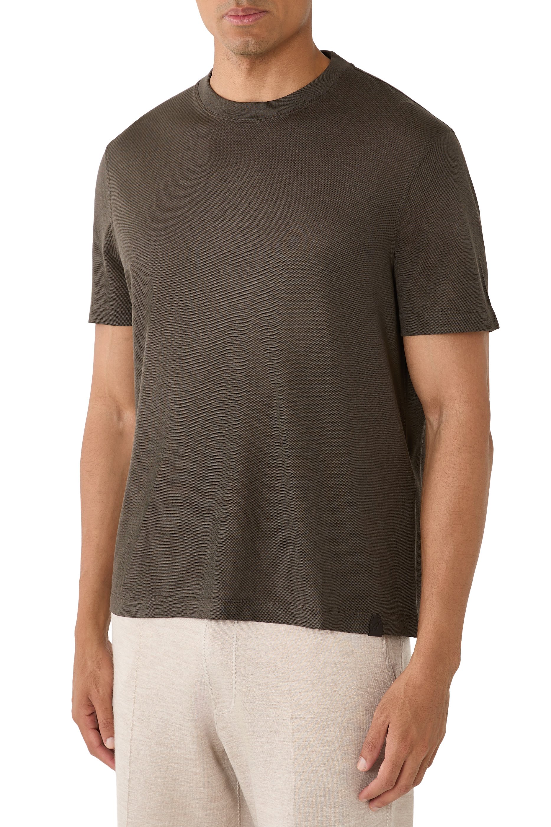 تيشيرت بياقة ضيقة