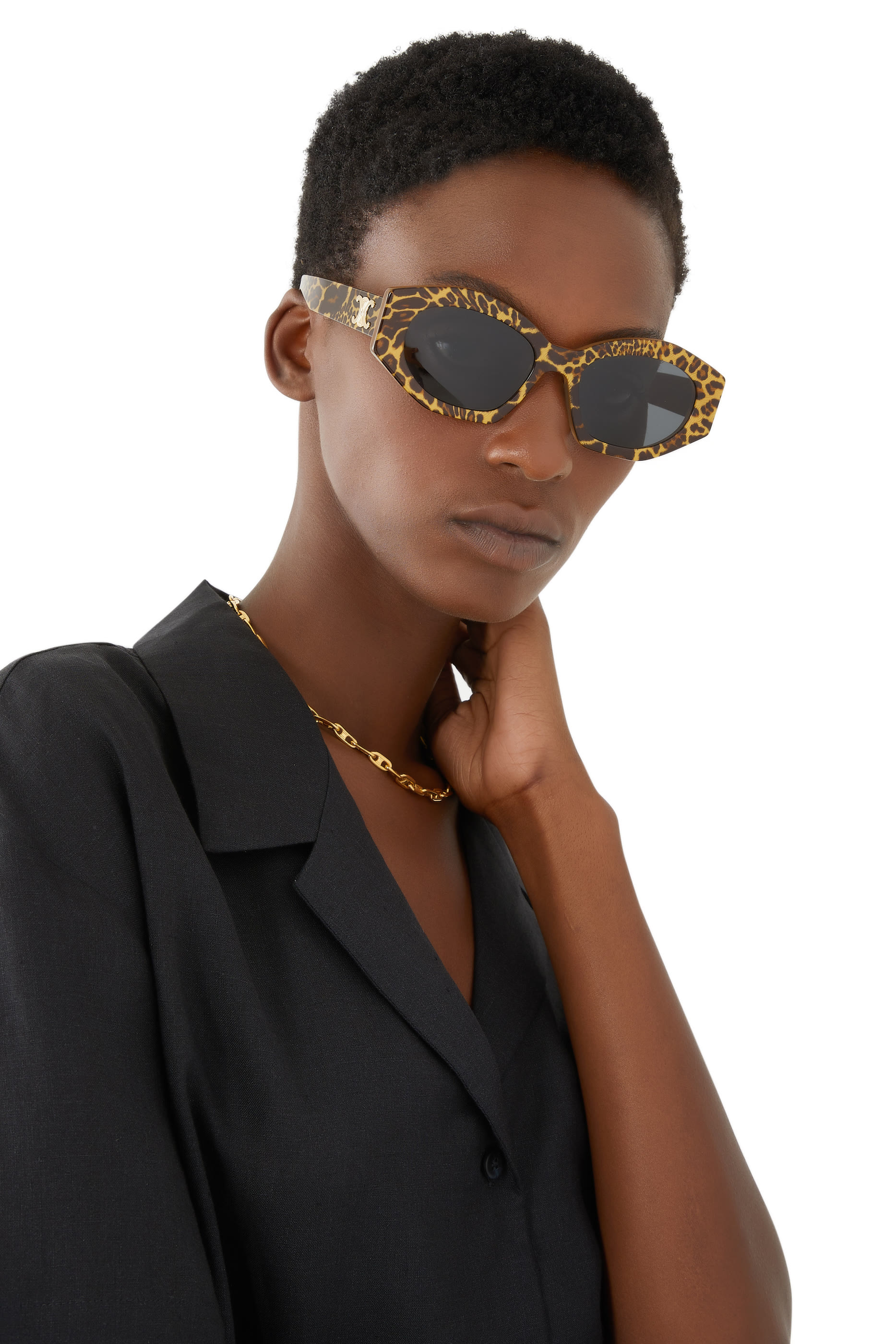 نظارة شمسية بشعار تريومف وإطار مستطيل