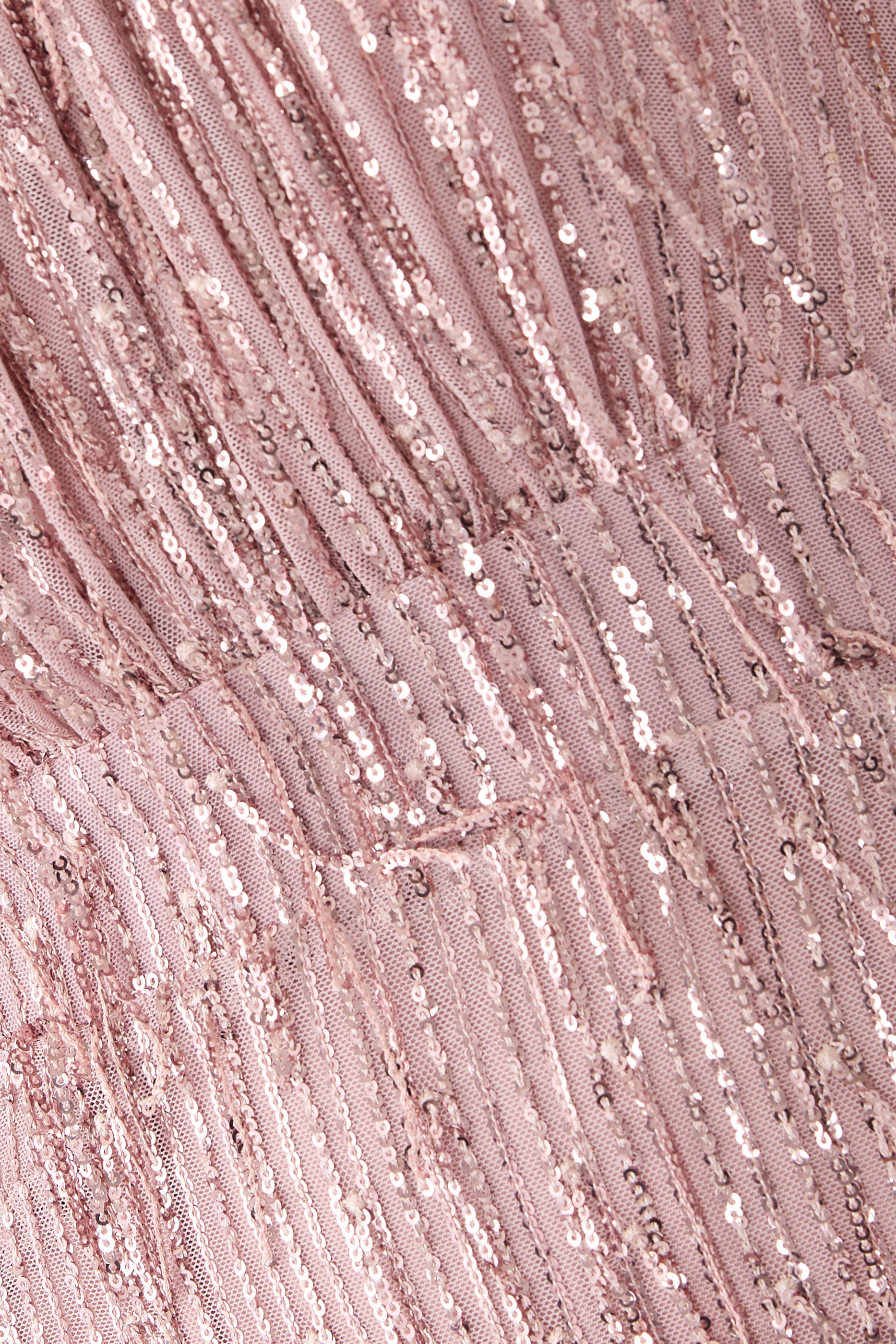 فستان طويل مطرز بالترتر