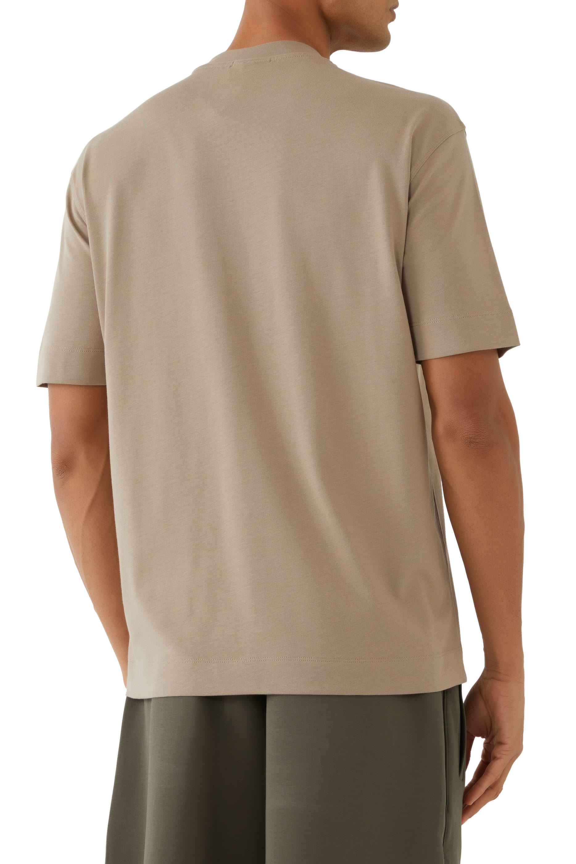 تيشيرت بشعار الماركة بحجم كبير