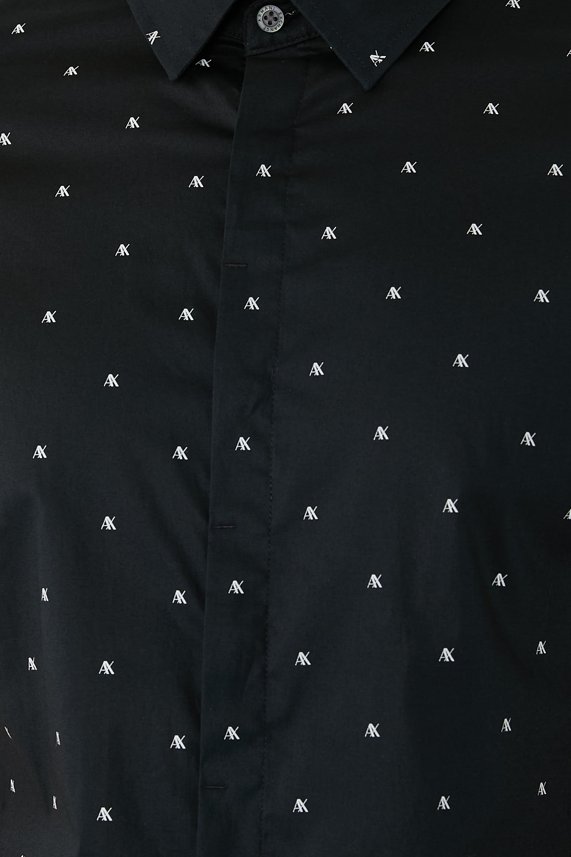 قميص بقصة ضيقة بأكمام قصيرة