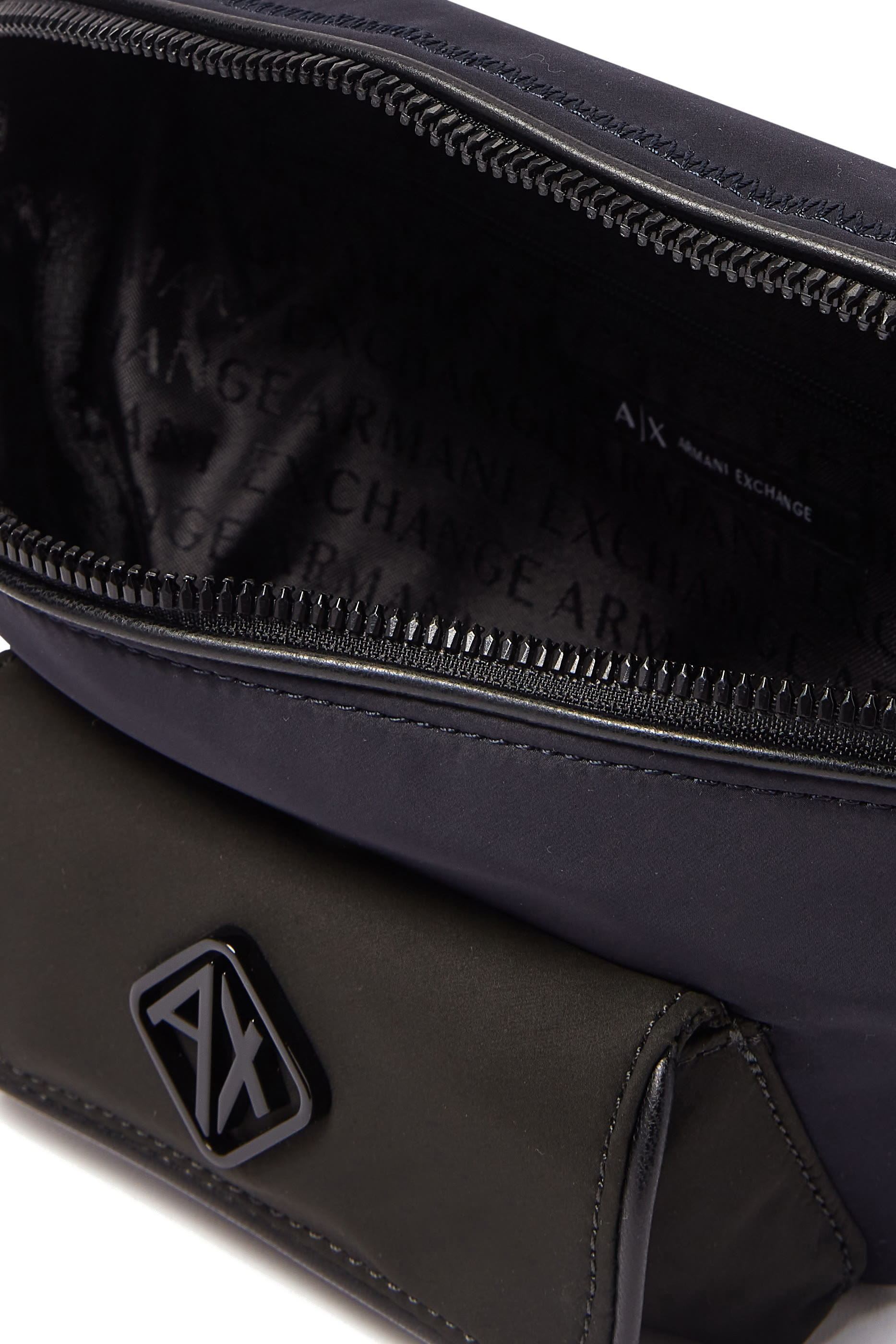 حقيبة خصر بجيب خارجي صغير بشعار الماركة