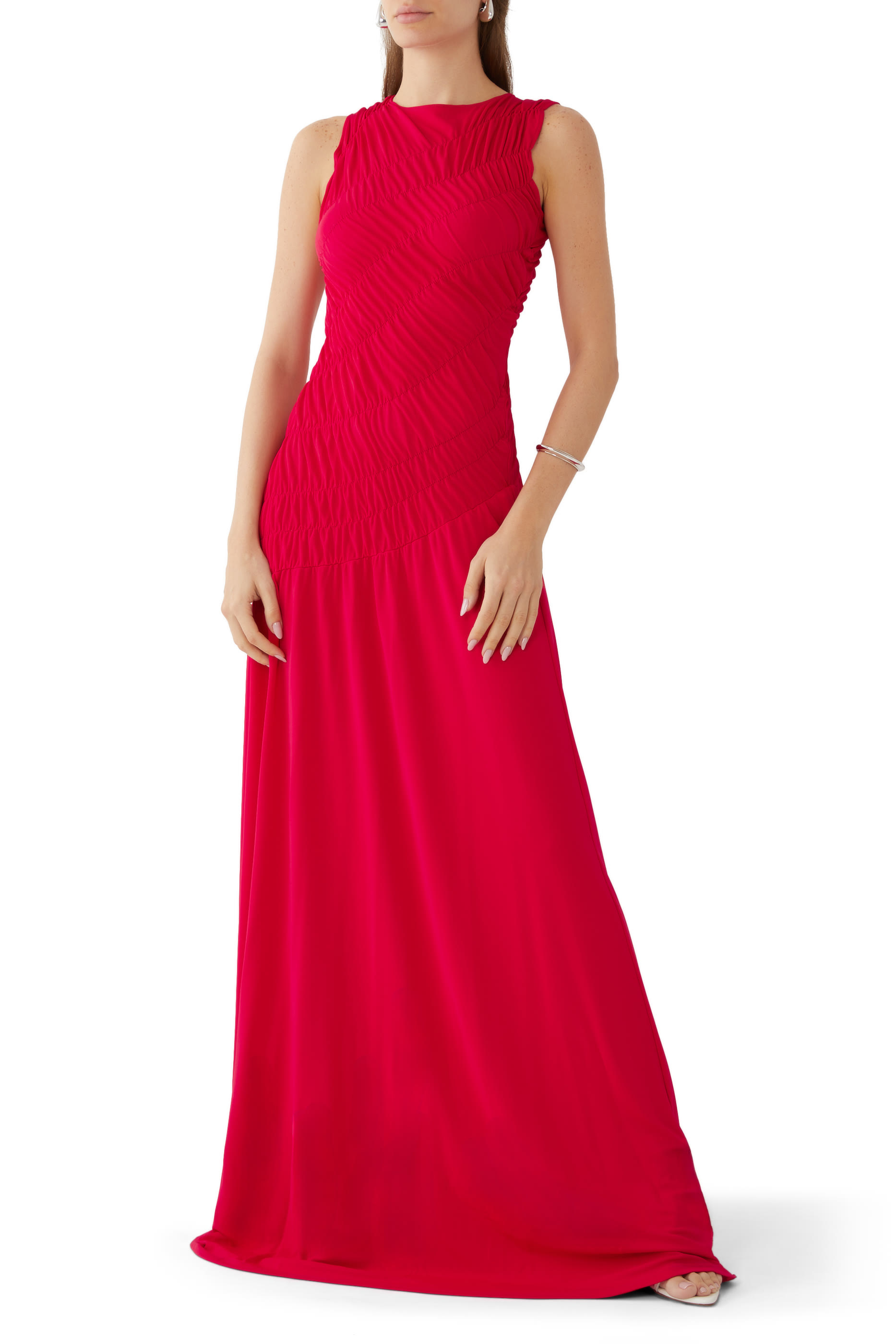 فستان طويل بلا أكمام بكشكش