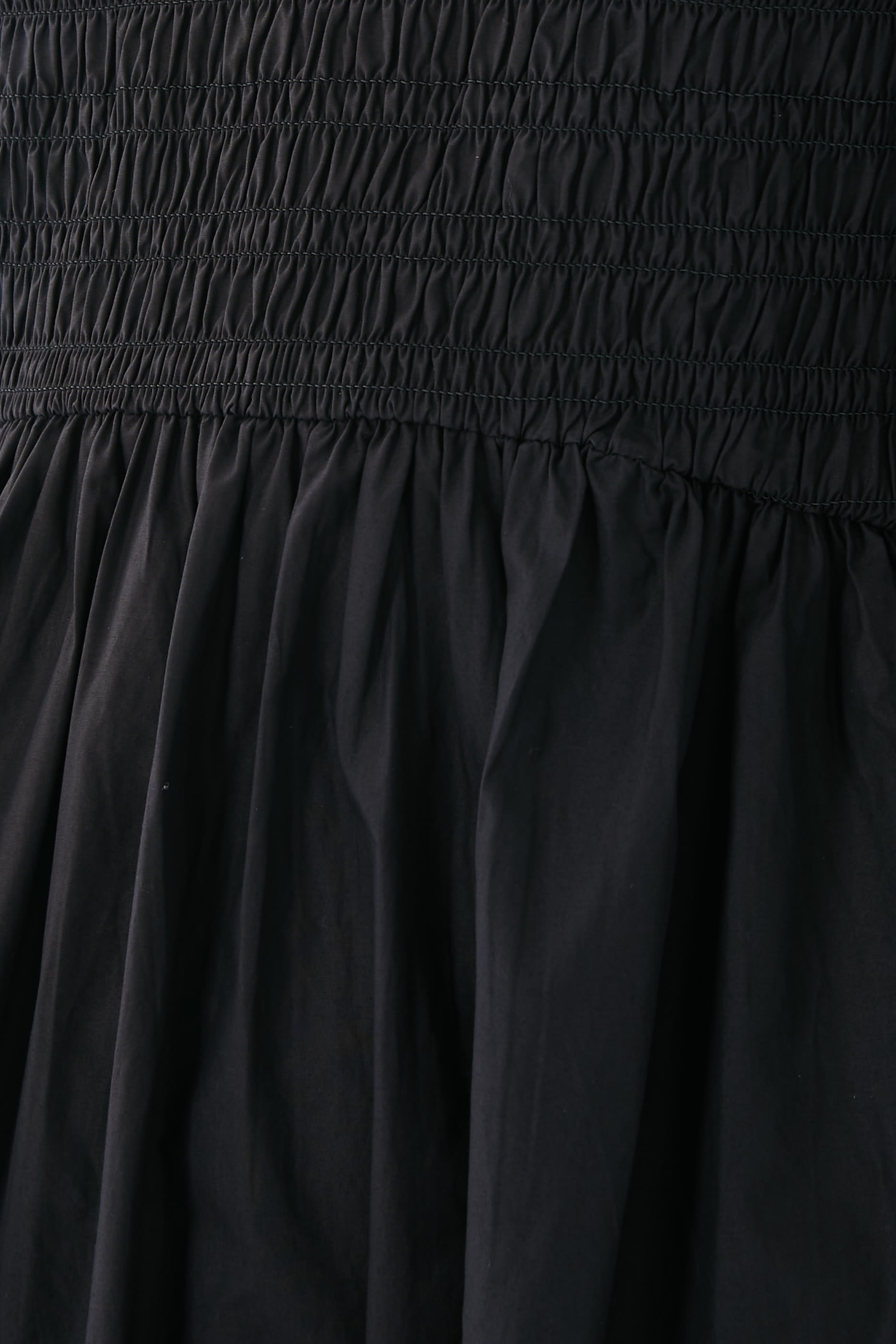 فستان بياقة مكشكشة مفتوحة