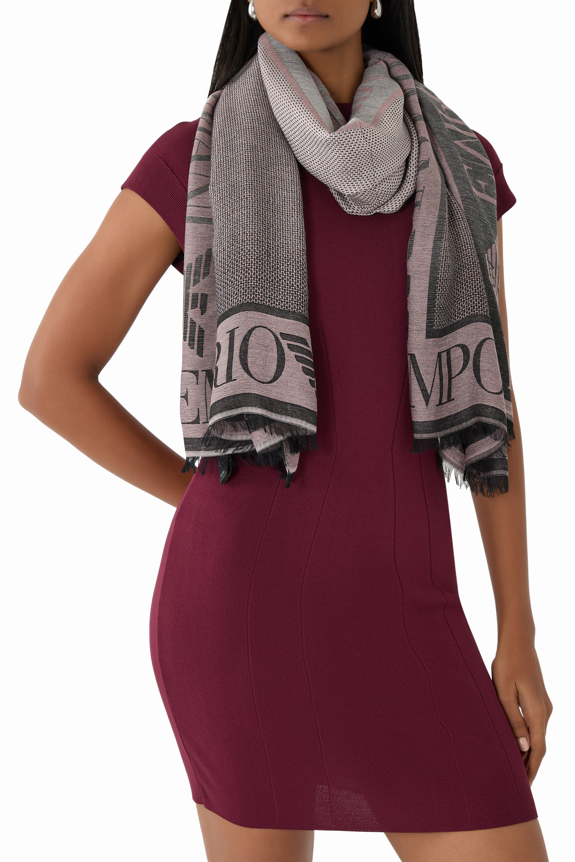 وشاح بشعار الماركة صوف