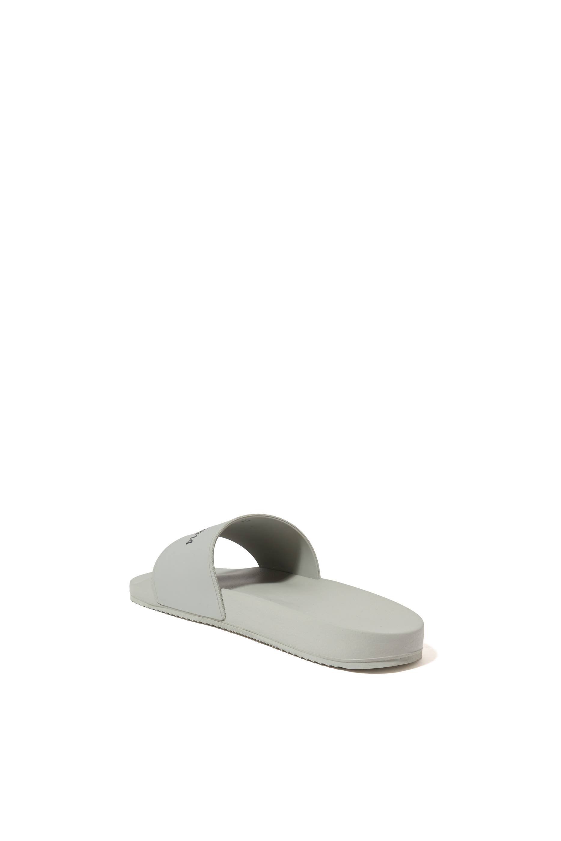 حذاء مفتوح بشعار الماركة