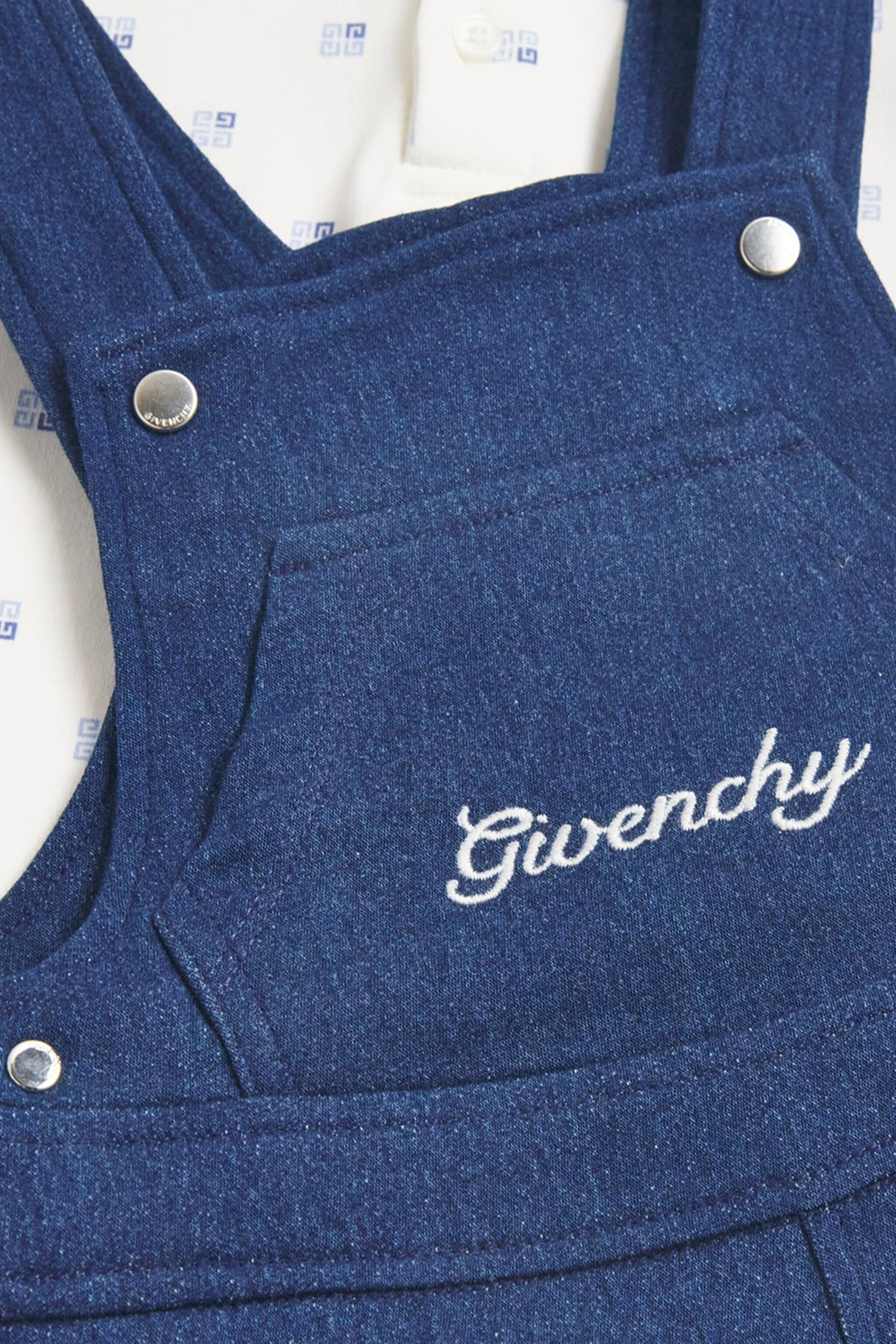 طقم دنغري بتطريز شعار الماركة للأطفال