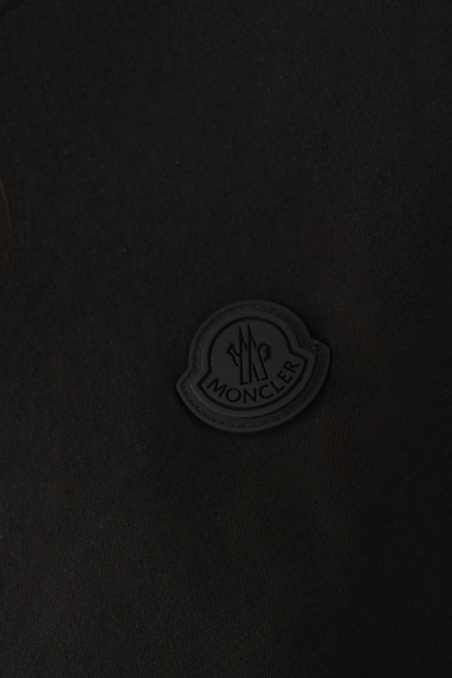 تيشيرت بأكمام قصيرة