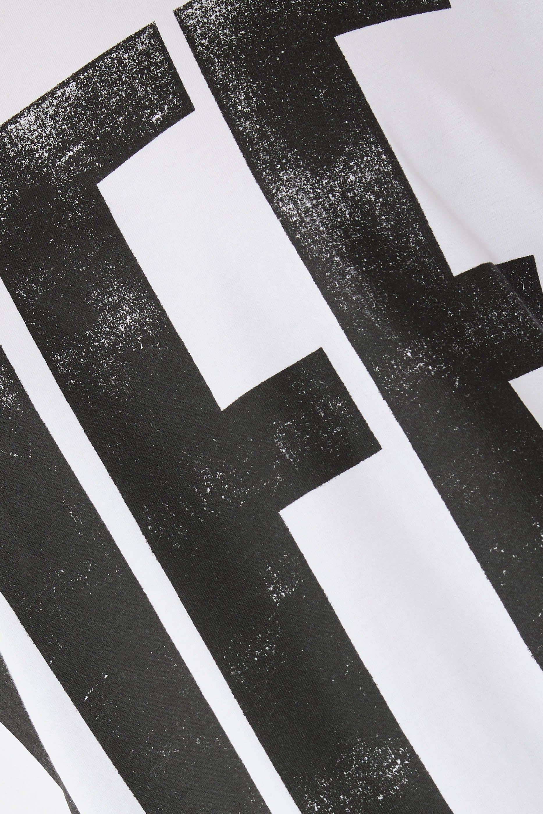 تيشيرت سكيت بشعار الماركة كبير بخطوط مائلة