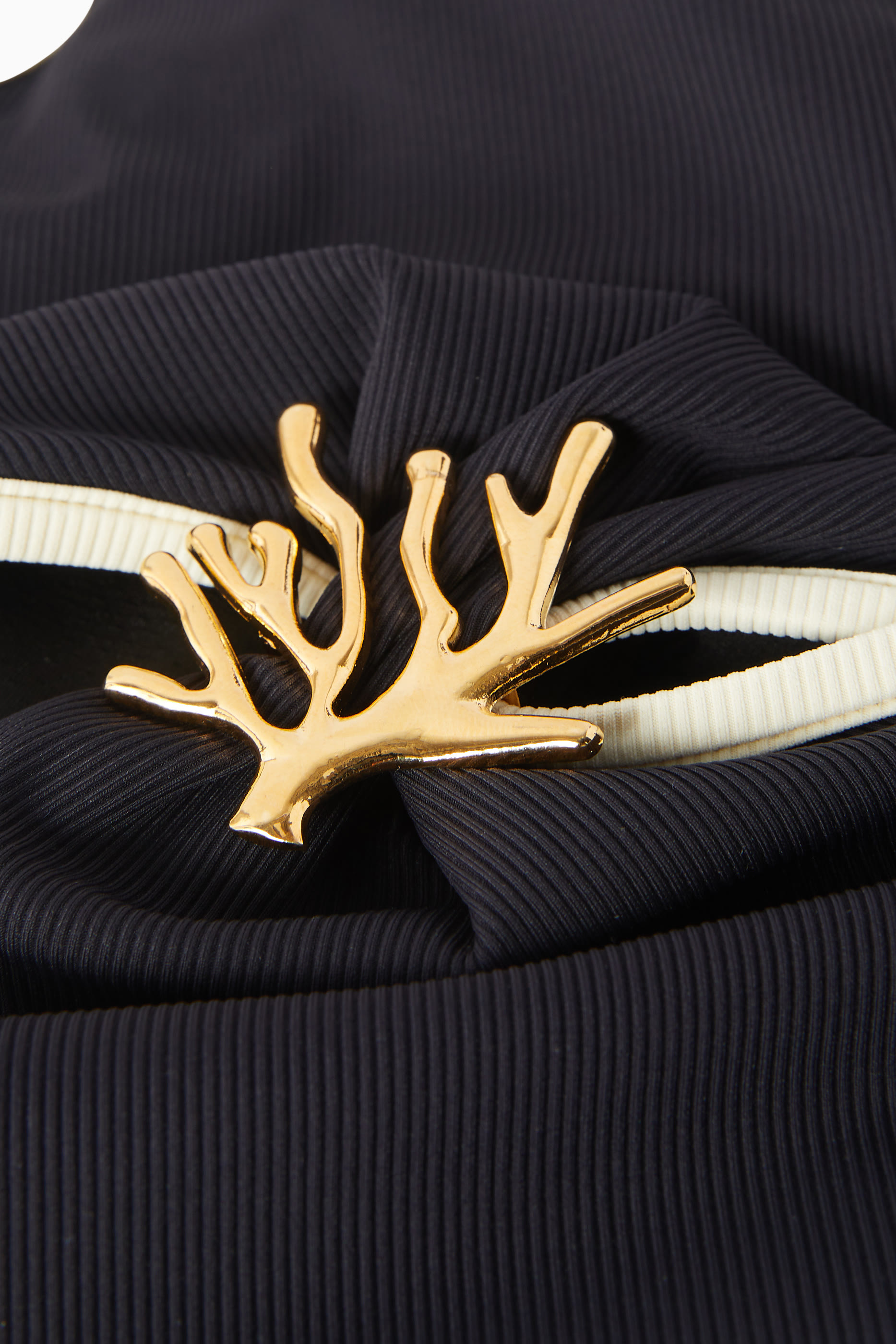 بدلة سباحة ألينا بكتف واحد مكشوف وتفاصيل فتحات