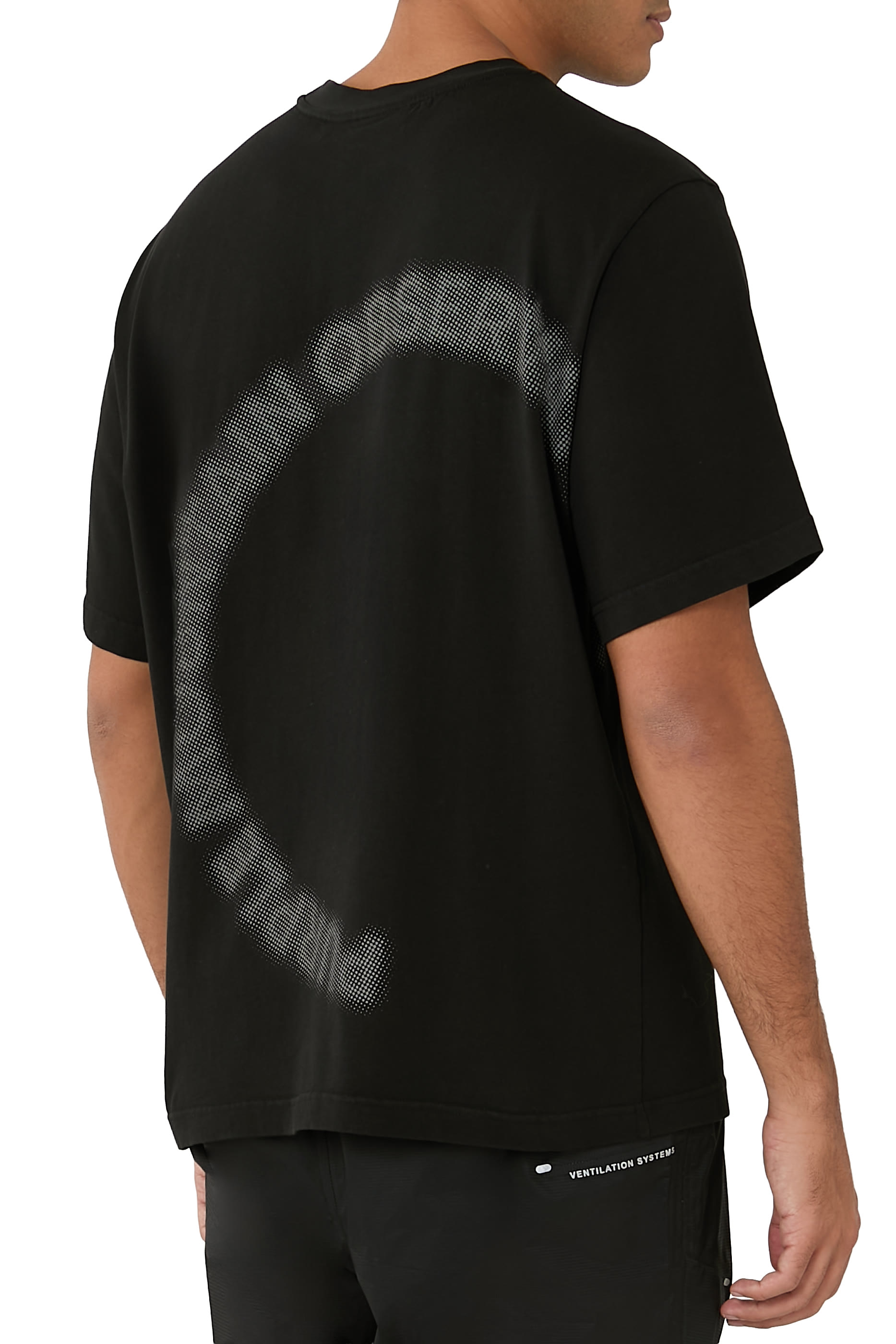 تيشيرت مزينة بشعار الماركة بتصميم دائري