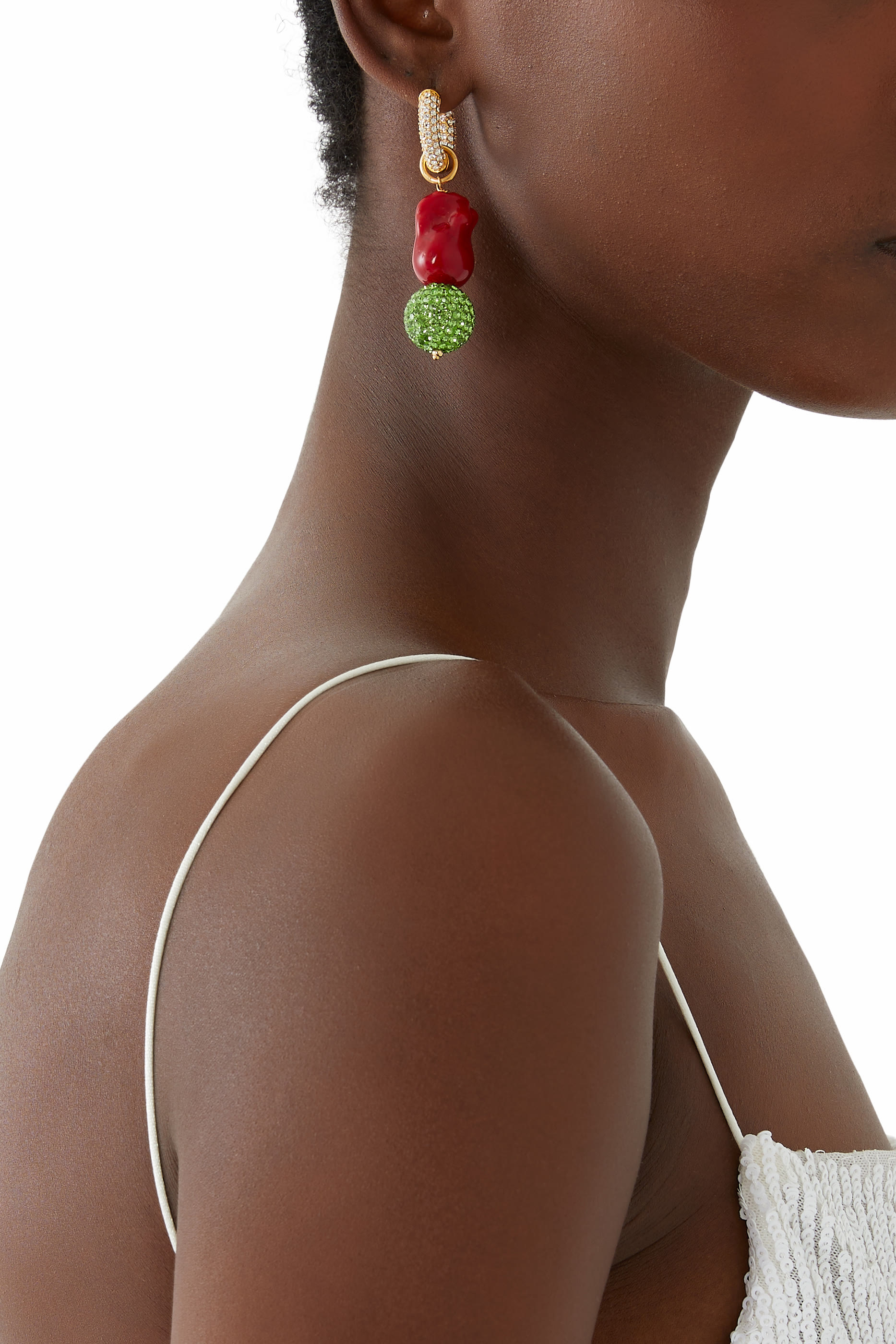 أقراط هاجي بتصميم غير متماثل مزينة بلؤلؤ، نحاس مطلي بذهب عيار 24 قيراط